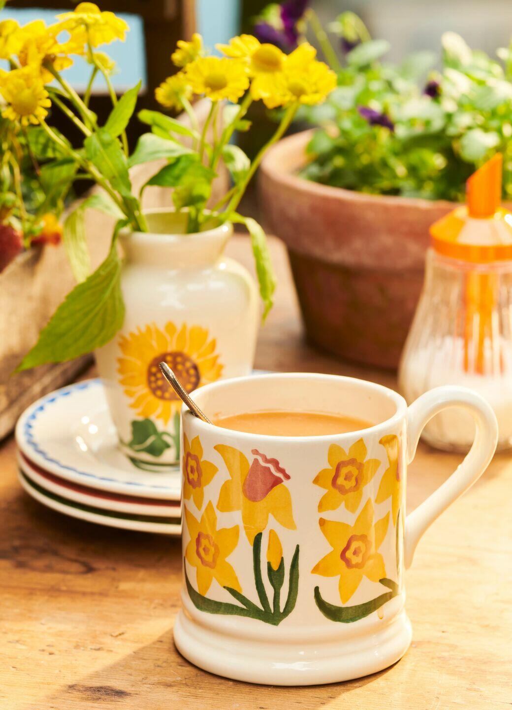 Emma Bridgewater Daffodil 1/2 Pint Mug - Unique Handmade & Handpainted English Earthenware Tea/Coffee Mug