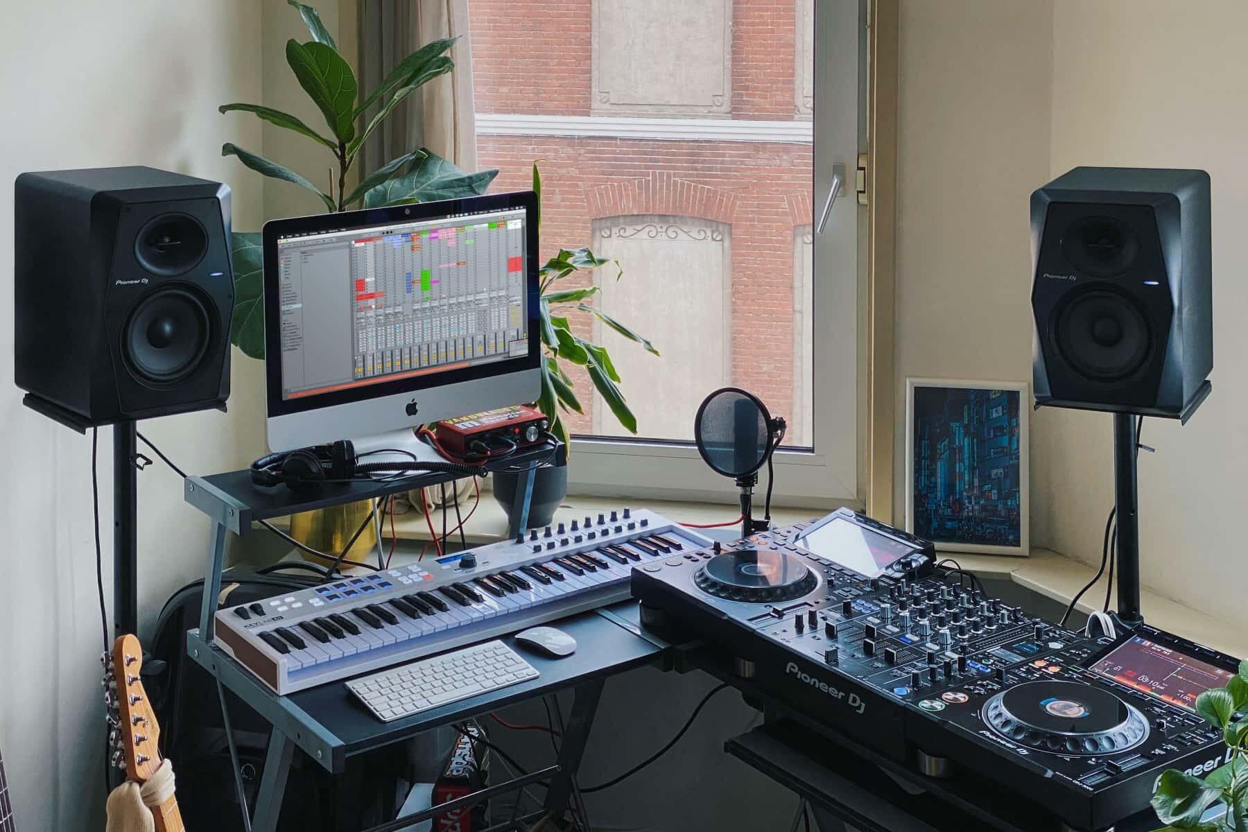 Pioneer DJ VM-50 loudspeaker studio shot 1