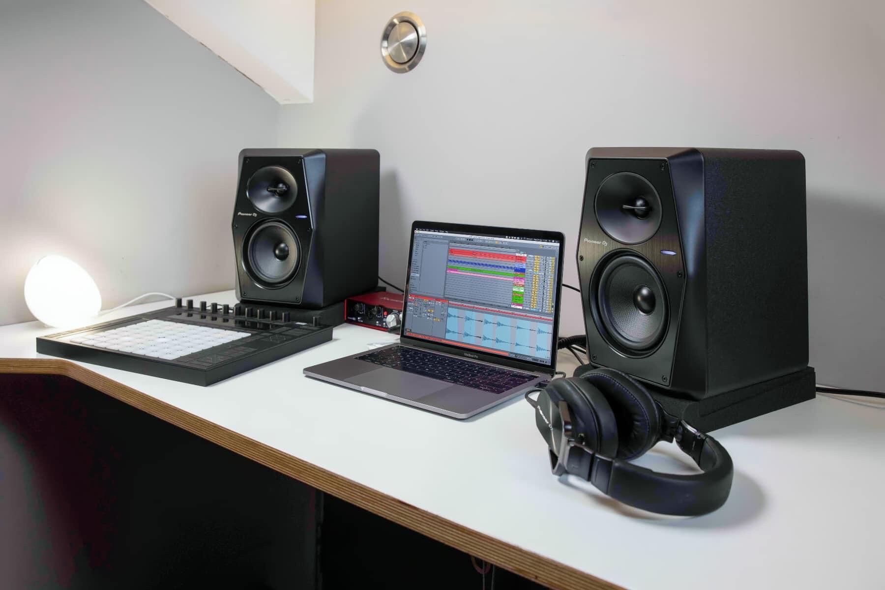 Pioneer DJ VM-50 loudspeaker studio shot 2