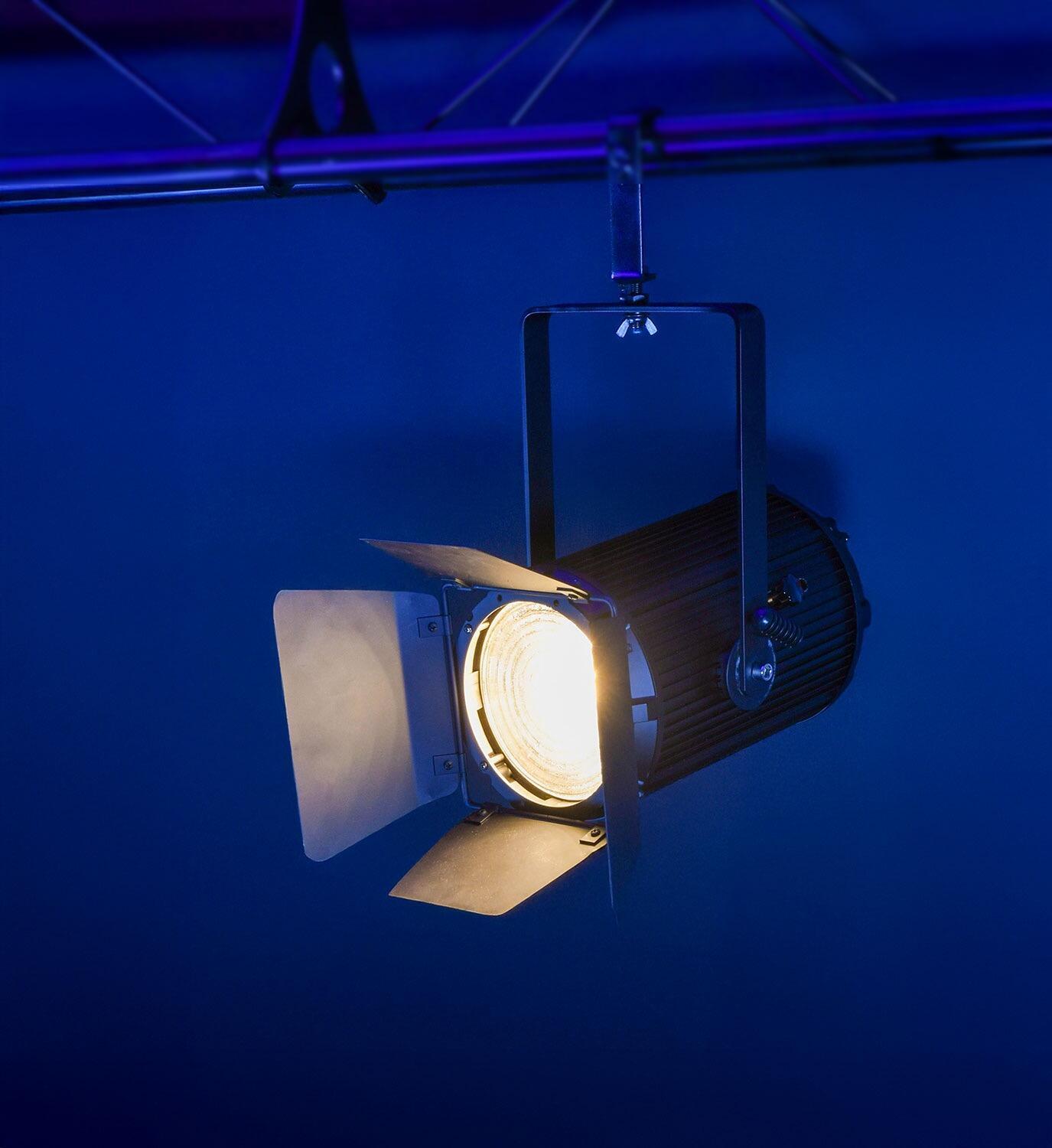 Citronic MFZ100-W: 100W Mini Fresnel Zoom CW/WW LED Stage Light hanging