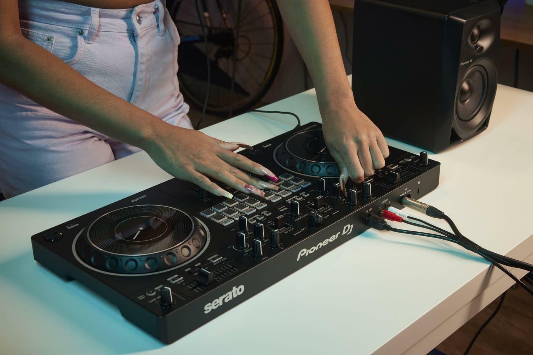 Pioneer DJ DDJ-REV1 Serato DJ Controller lifestyle image 2