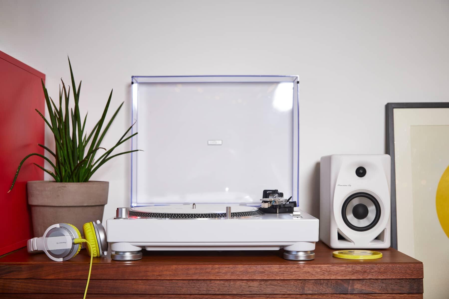 Pioneer DJ DM-40D-W speakers lifestyle image 1