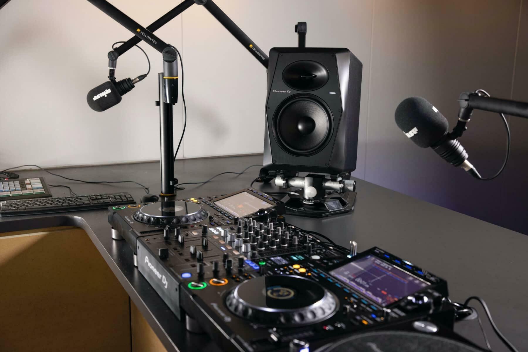 Pioneer DJ VM-80 loudspeaker in DJ studio