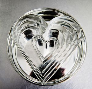 Box Of 8 Tin Cutters Hearts 4-14cm - 11954-01 - 3