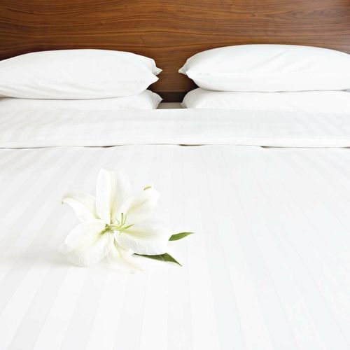 Mitre Comfort Satin Duvet Cover White Zip and Link - GT844 - 2