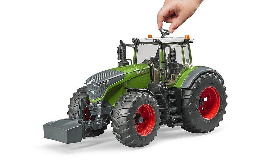 Fendt 1050 Vario toy tractor being steered by hand using roof rod
