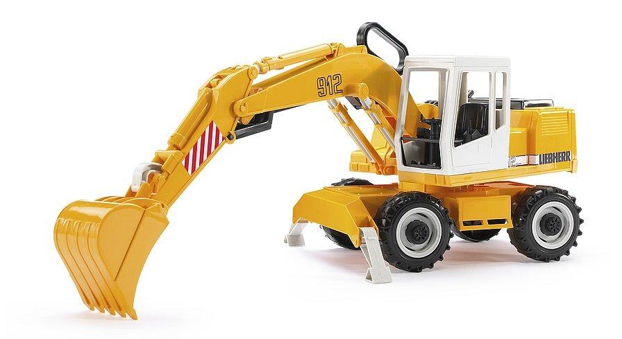Bruder Liebherr Excavator – realistic 1:16 scale yellow digger with working arm and rotating cab