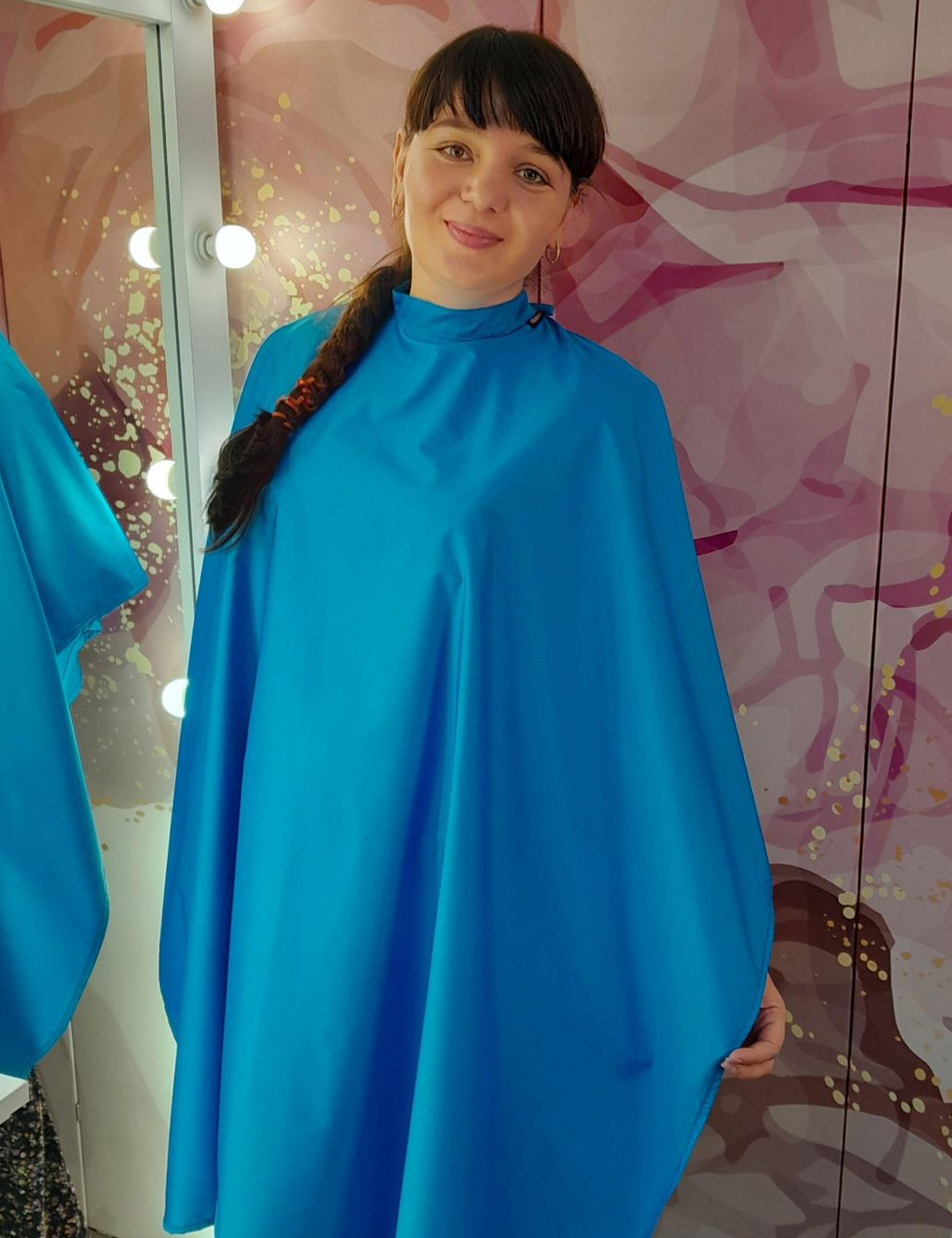 Aesthetic turquoise styling cape crafted for professional hairdressing and salon services.Варіанти дл
