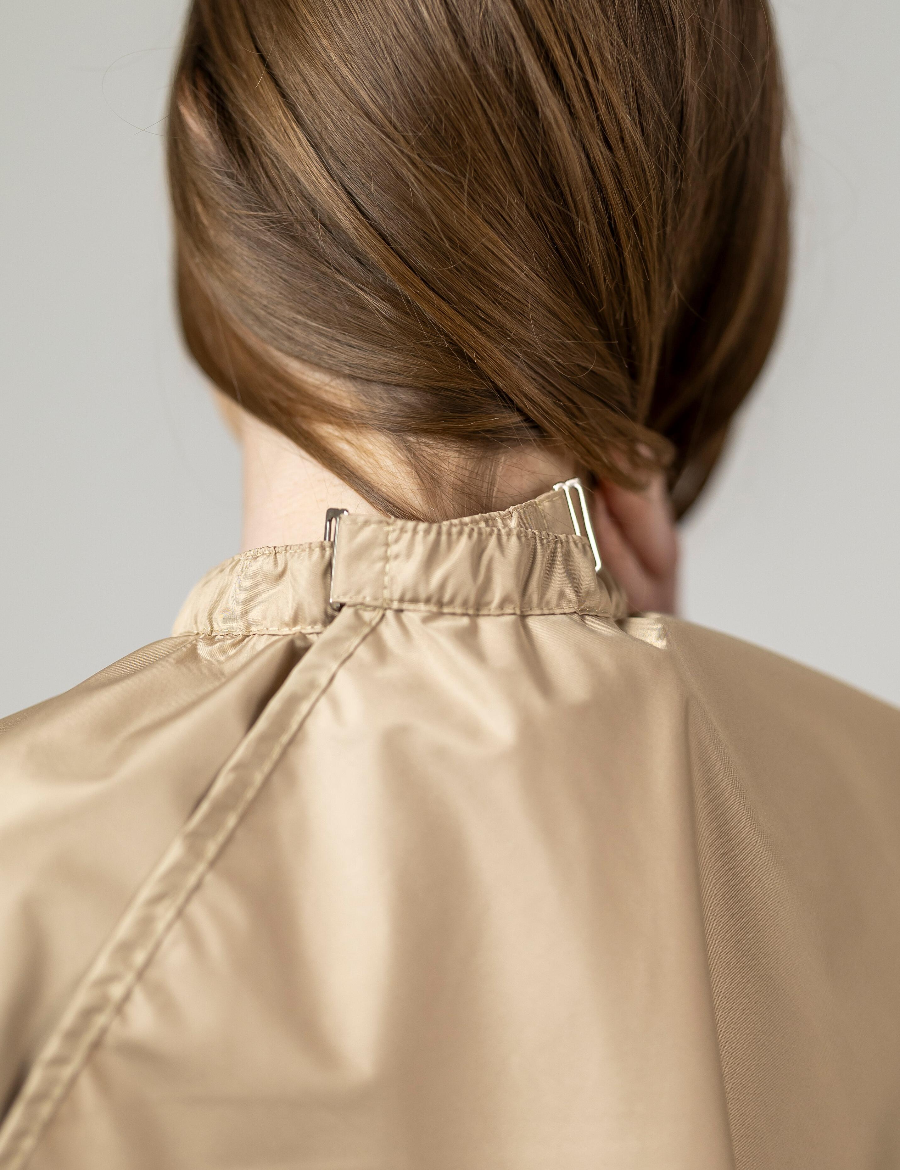 Durable cappuccino barber gown with secure metal neck clips for US shops