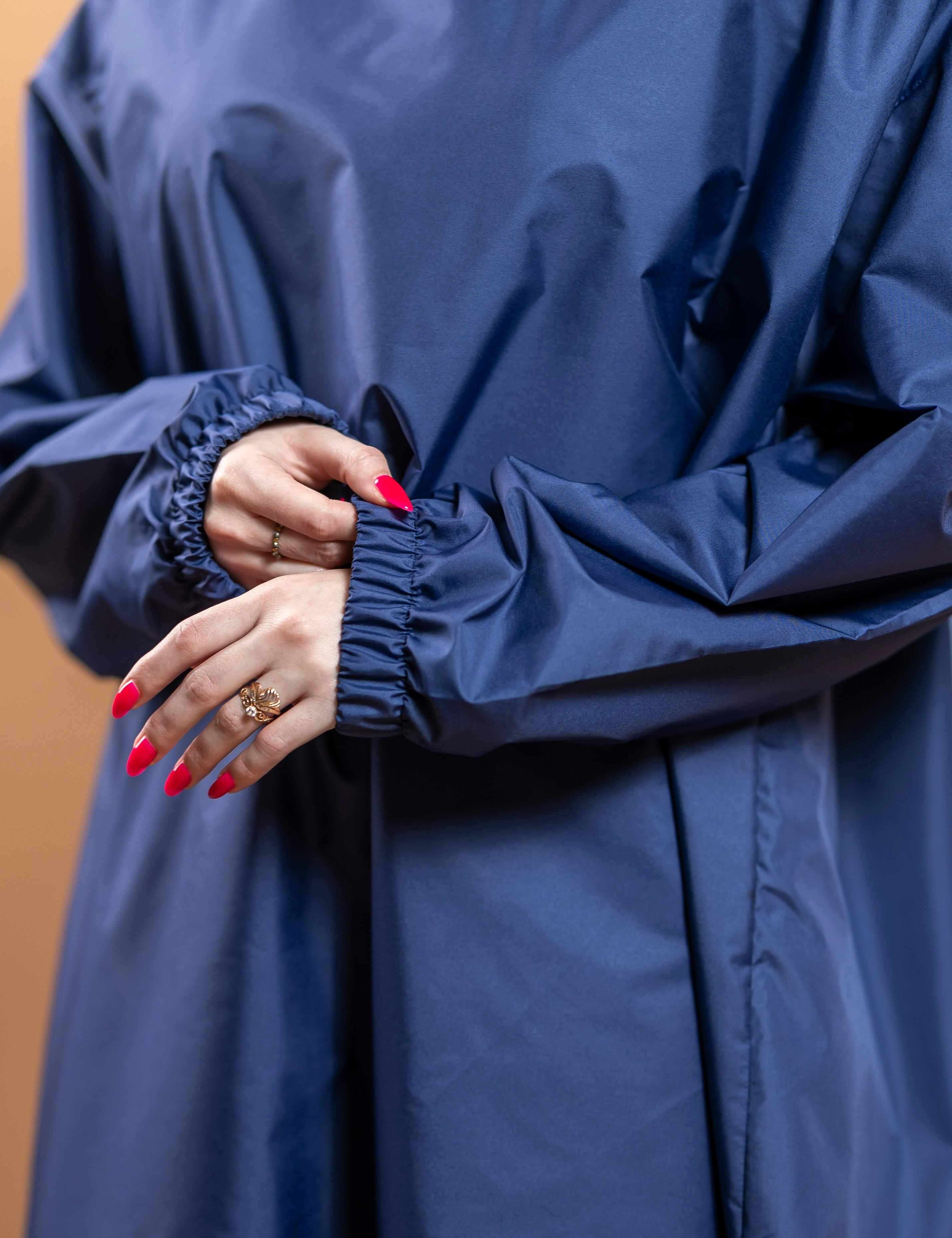 Durable water-repellent navy salon gown with sleeves that sheds hair easily after washing