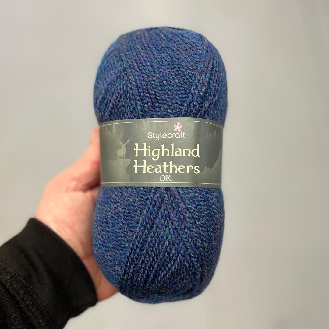 ball of highland heathers in the colour Loch 3751