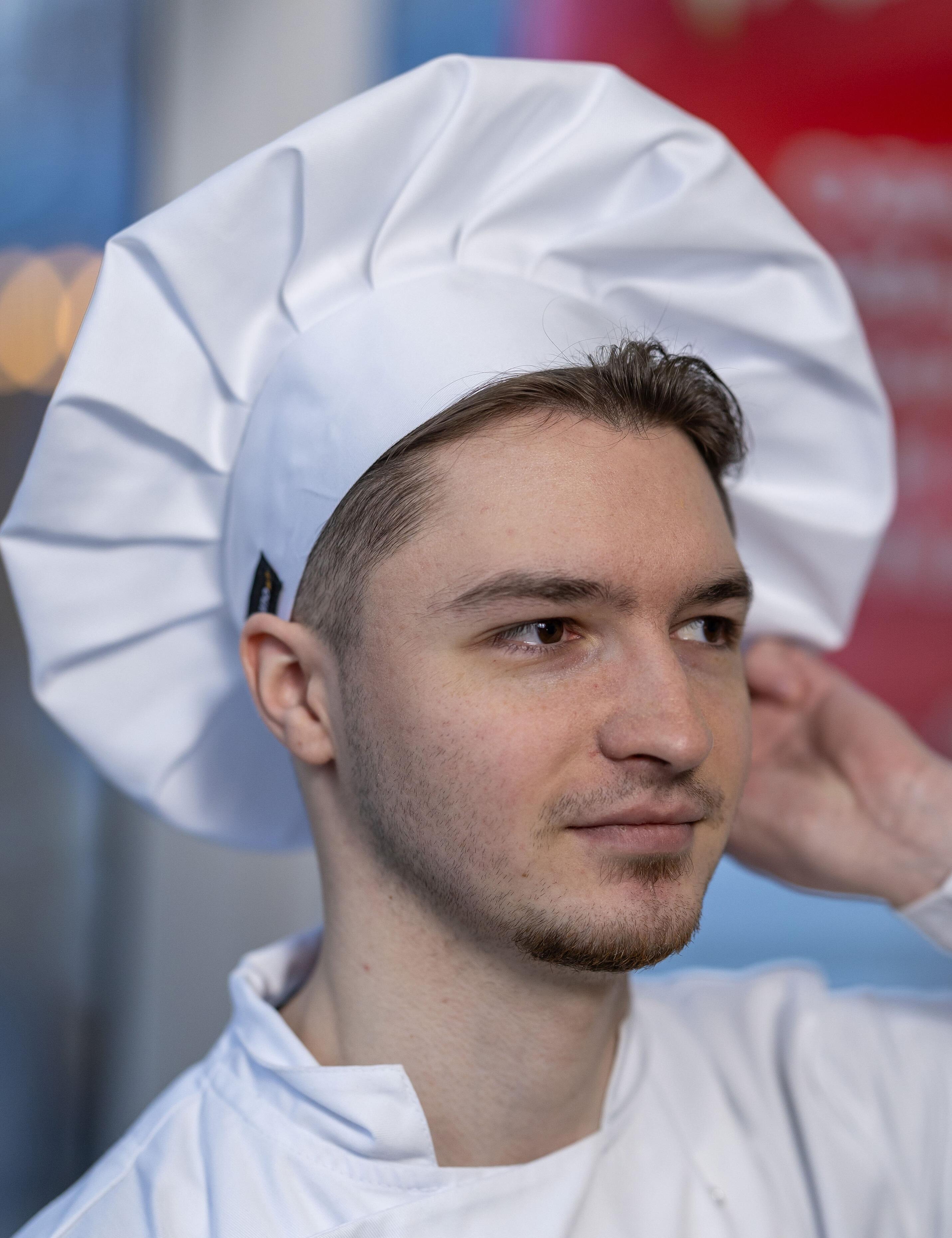 White culinary chef hat ideal for restaurant uniforms