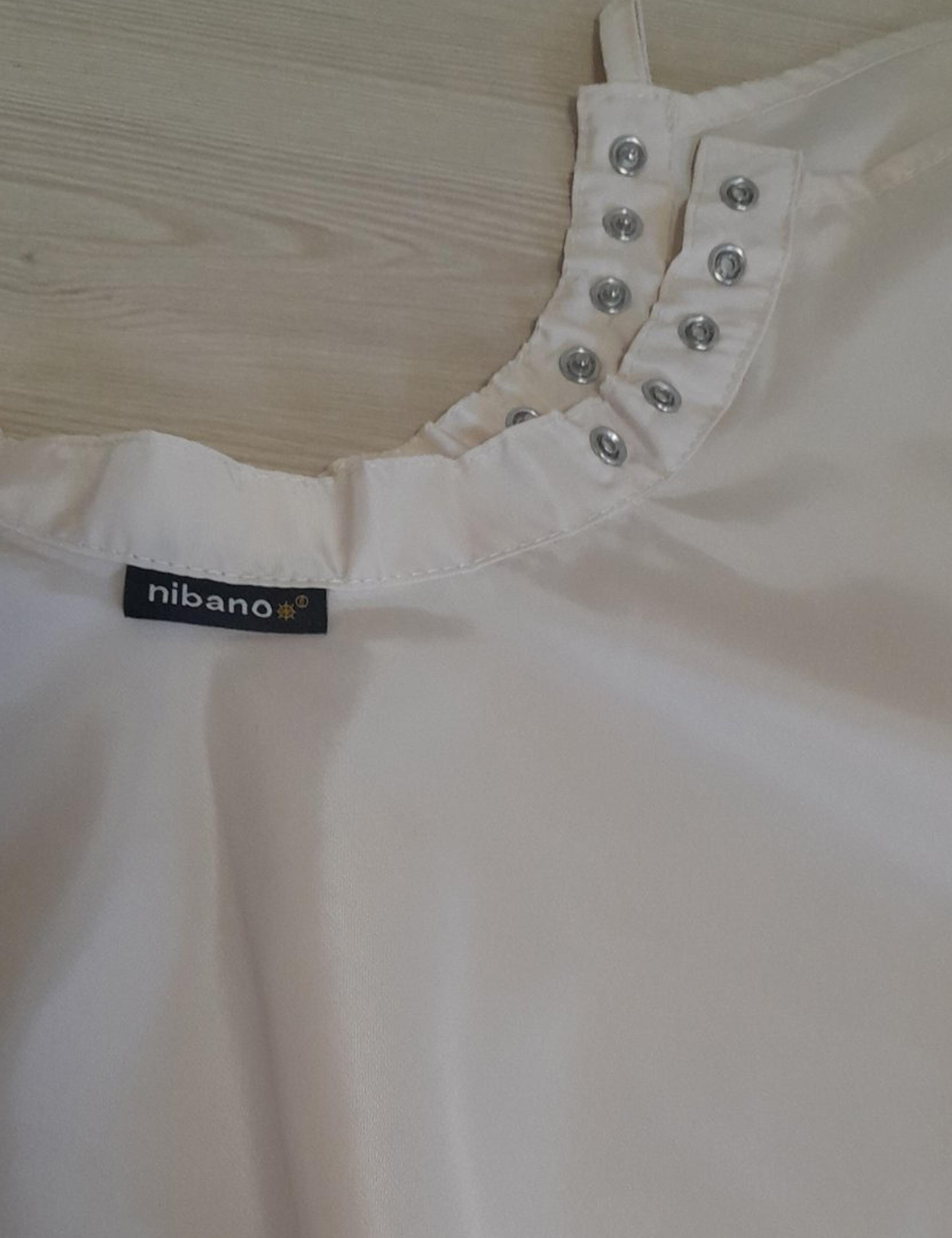 Cream Hairdressing gown with poppers closing
