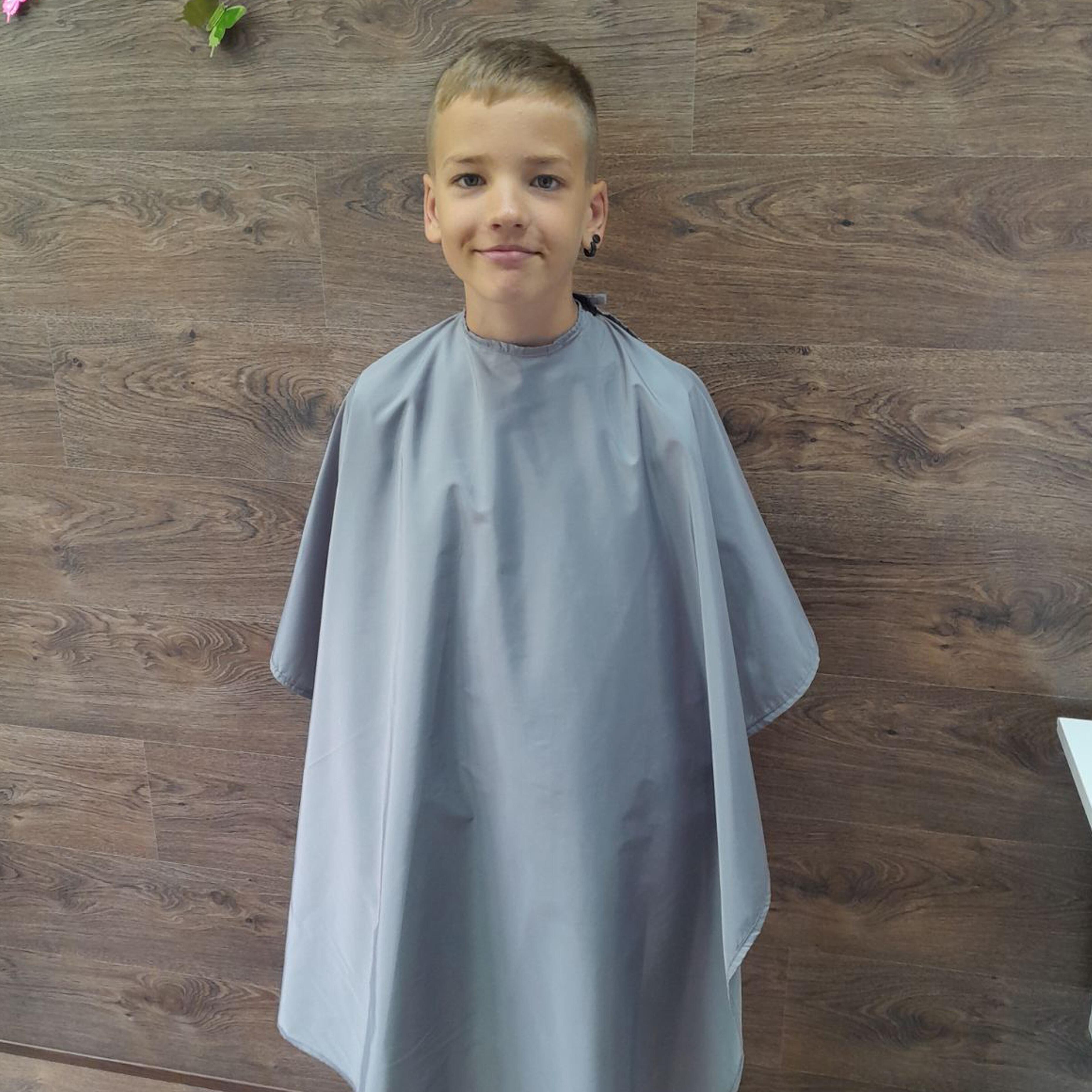 Children’s salon cape in Grey for haircuts