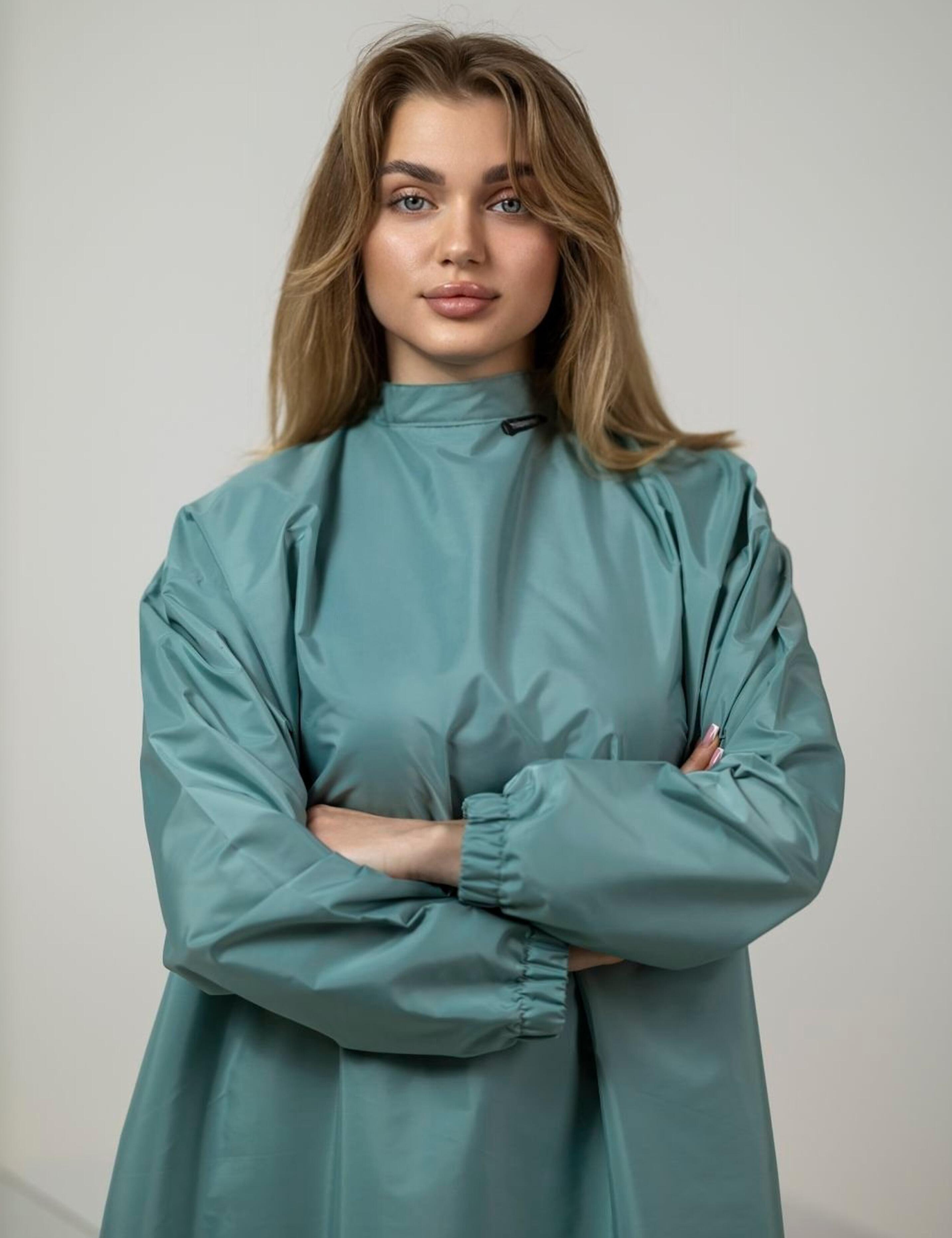 Hairdressing gown with sleeves sage
