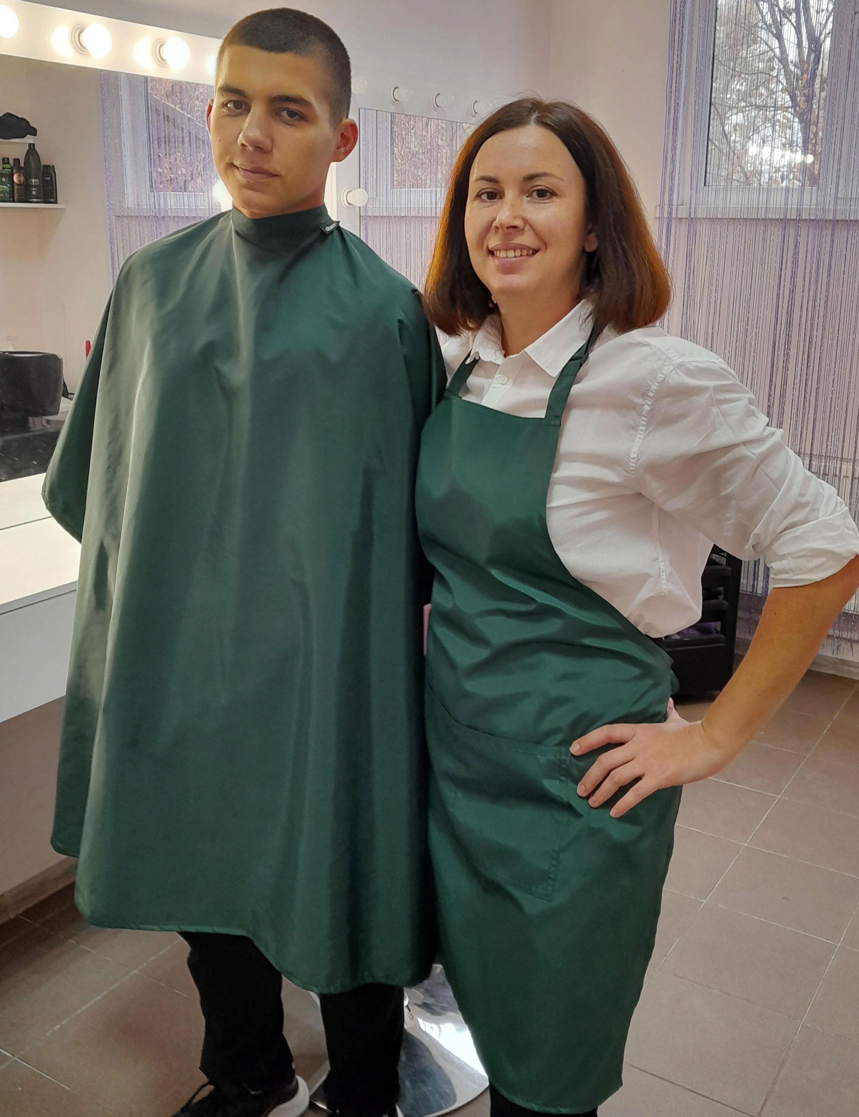 Hairdresser’s waterproof apron bottle green
