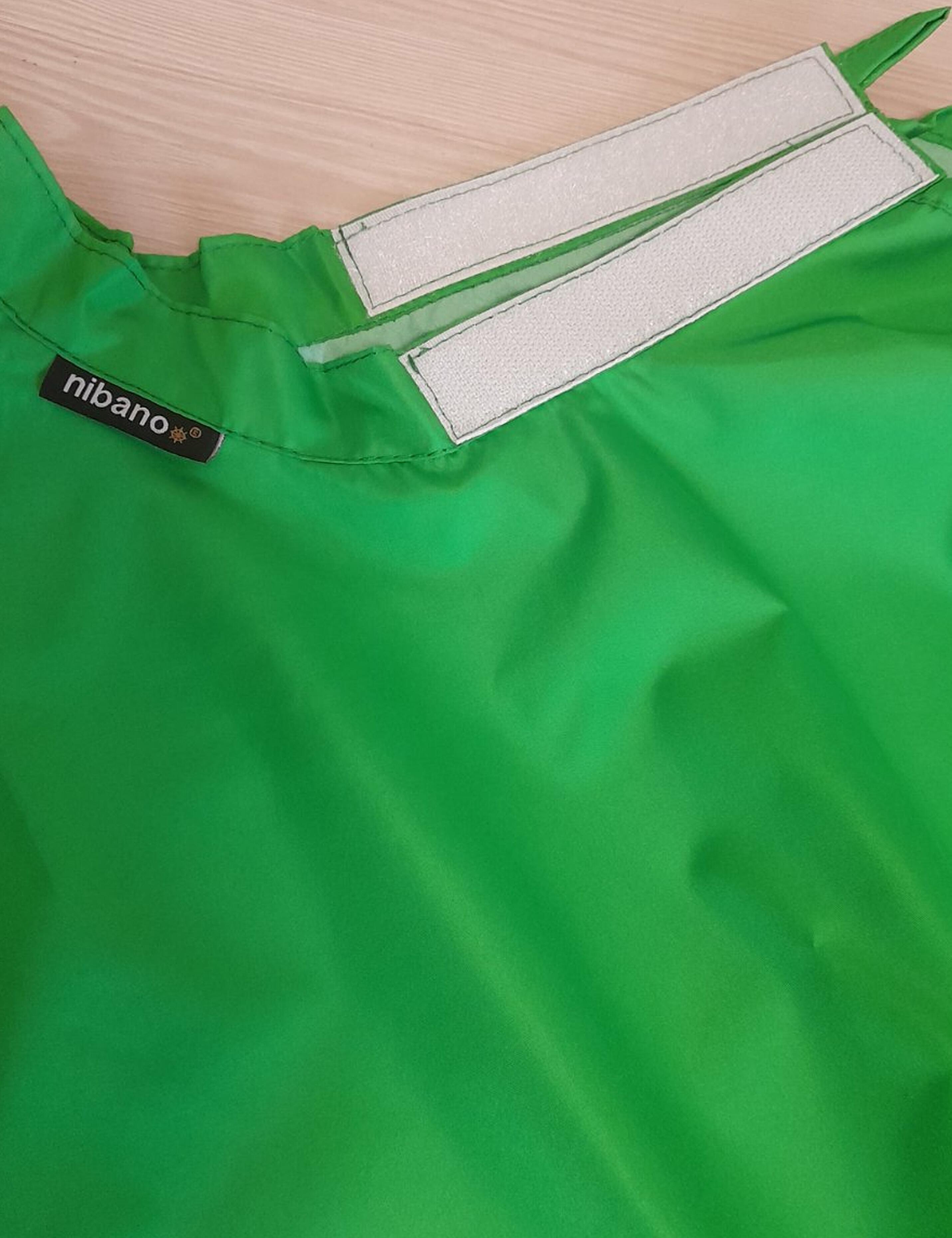 Kelly Green Gown for hairdressers with velcro closing