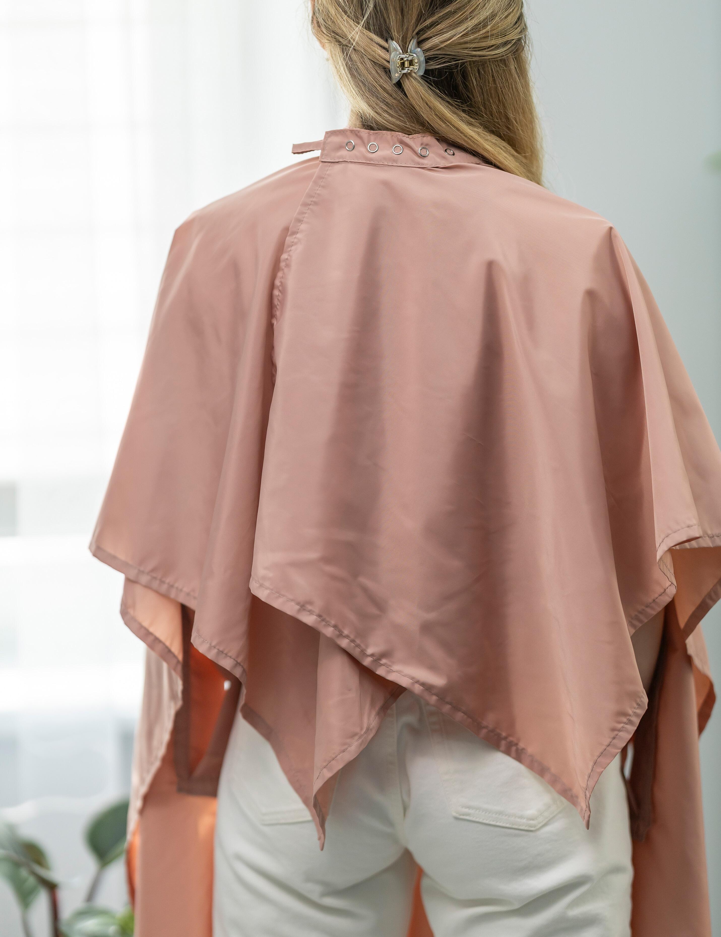 Hairdresser's protective cape with hand slits powder with poppers