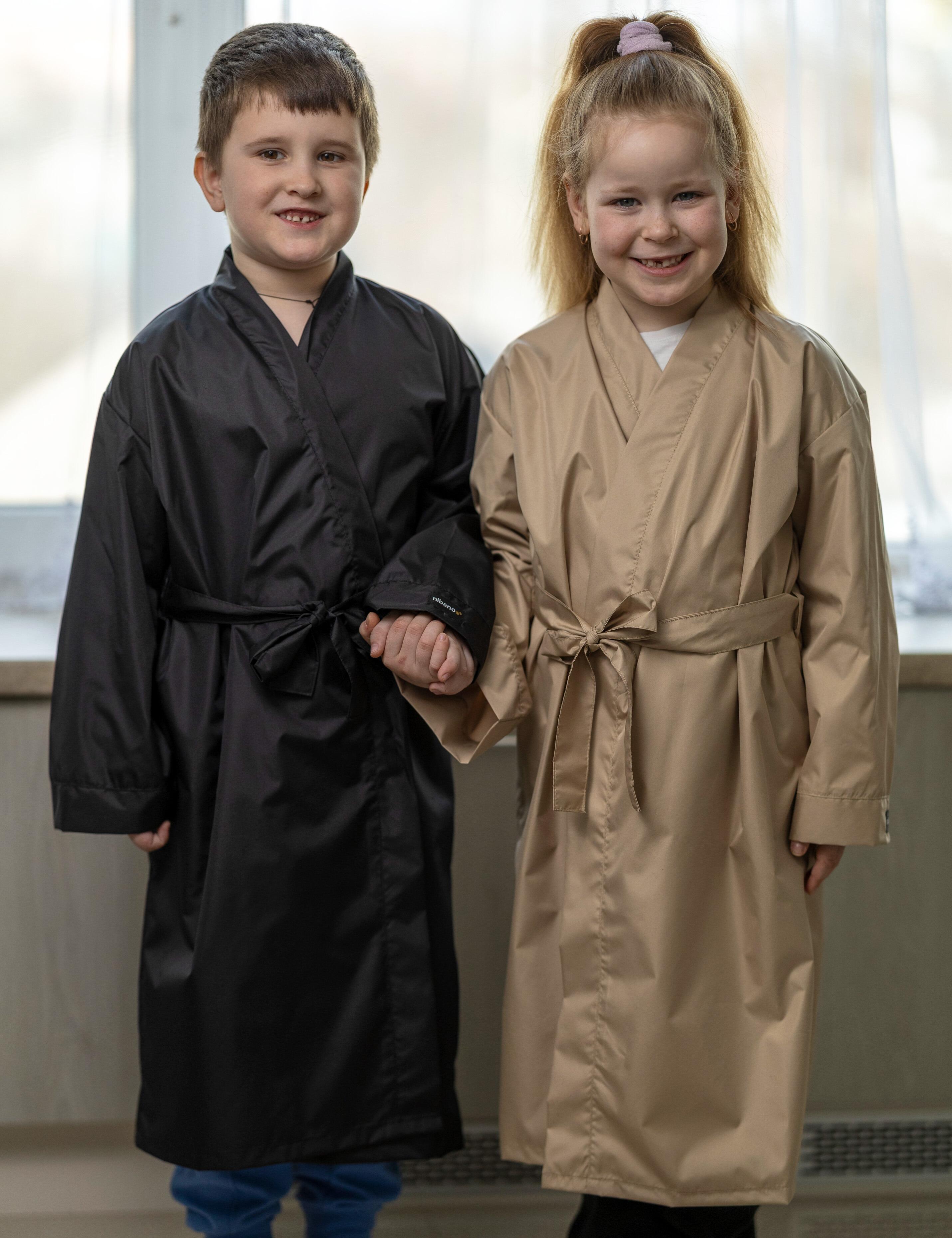 Water-resistant children's kimono robe for hairdressing, black