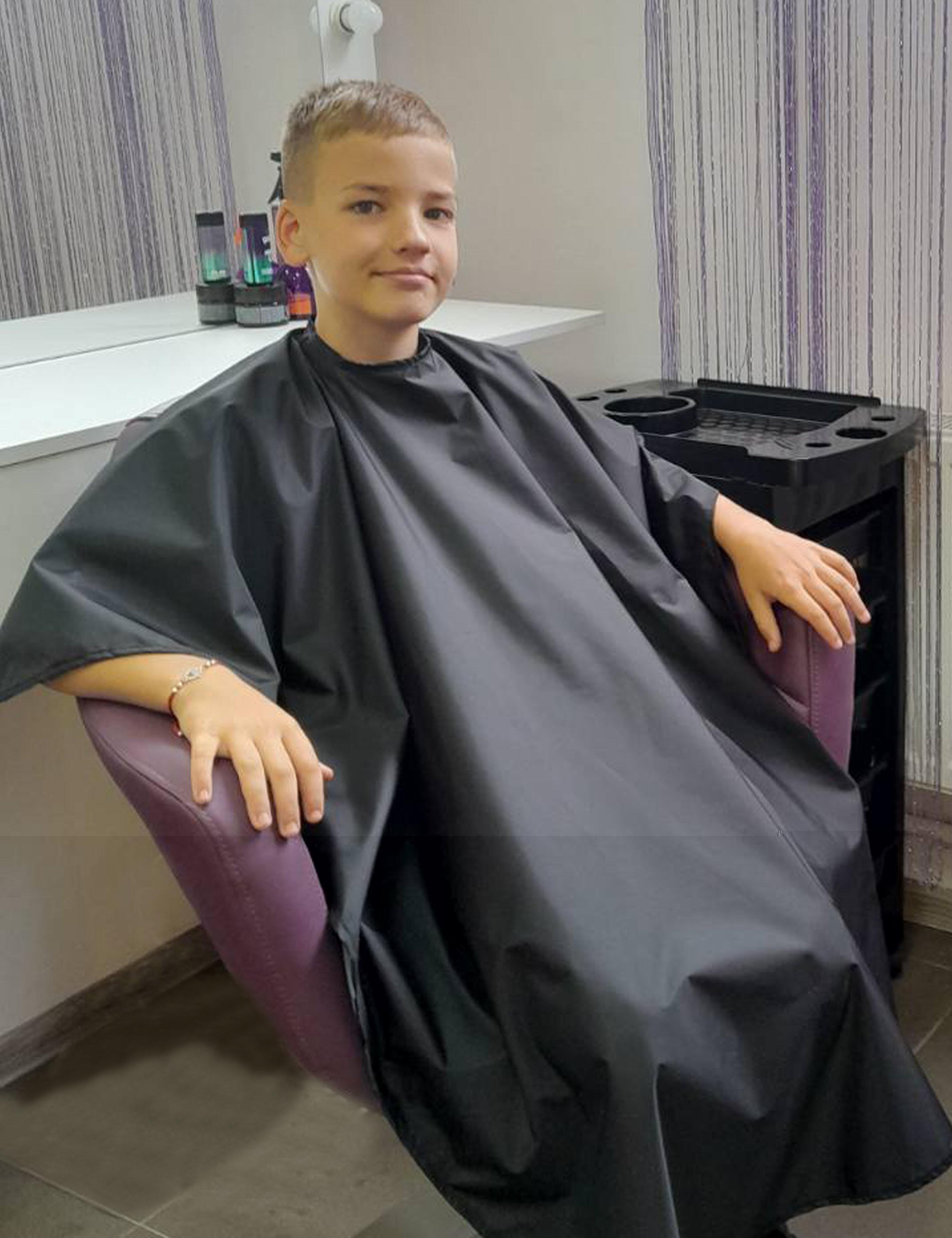 Children’s salon cape in classic black for haircuts