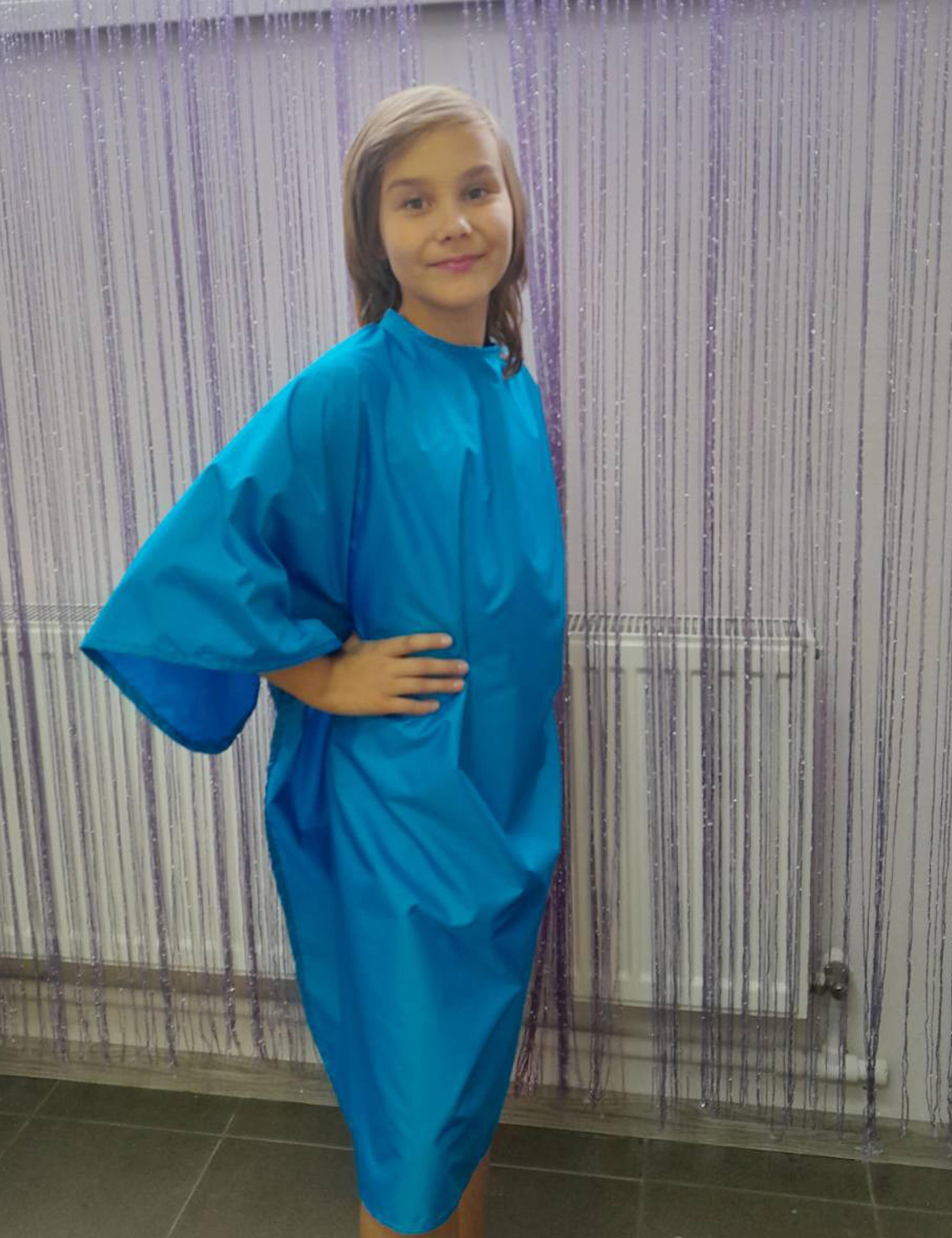 Children’s salon cape in Turquoise for haircuts
