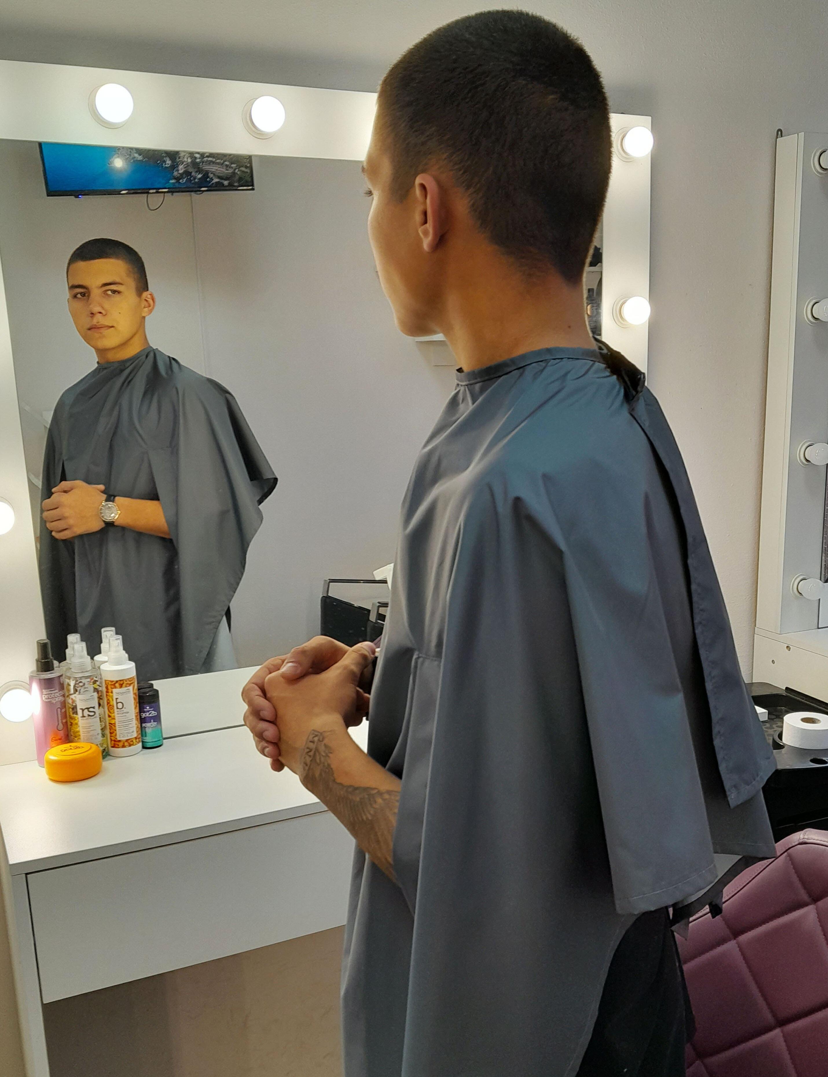 Hairdresser's protective cape with hand slits dark grey with poppers