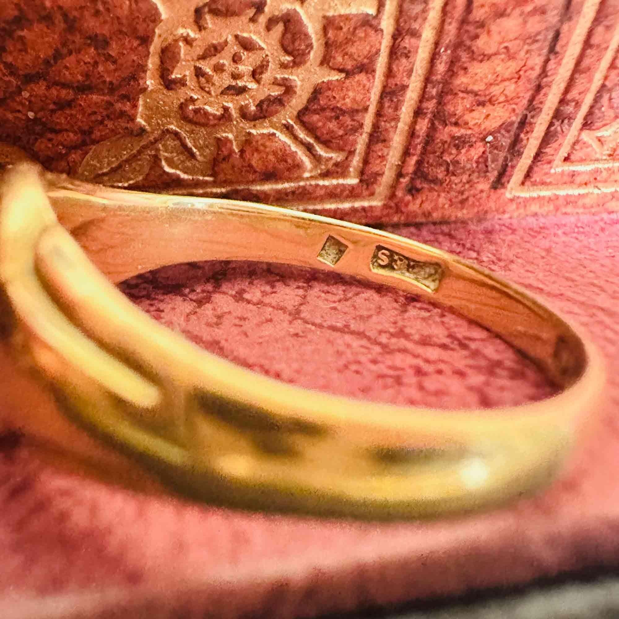 side view of vintage 1942 18k yellow gold signet ring