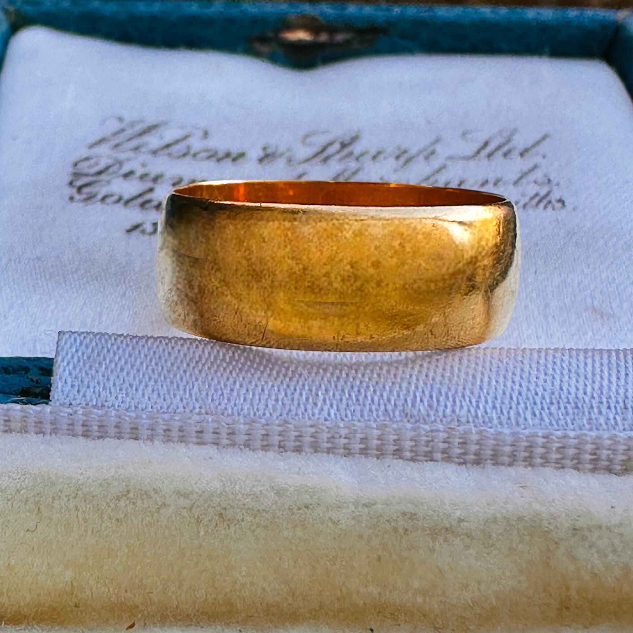 Vintage Solid 22ct Gold Wedding Ring, displayed in antique box