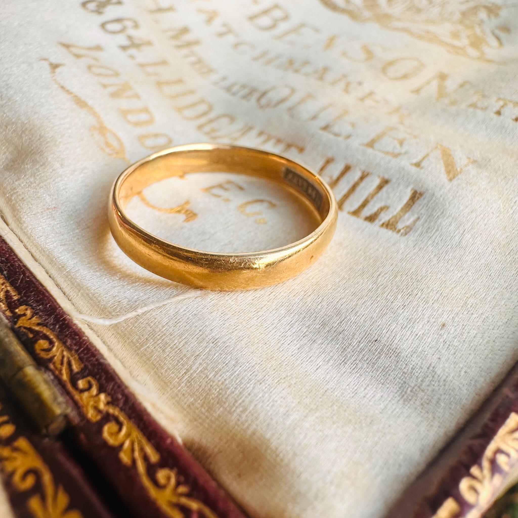 Vintage 18ct Gold Fidelity Ring with English Hallmarked Chester 1958 displayed on antique box