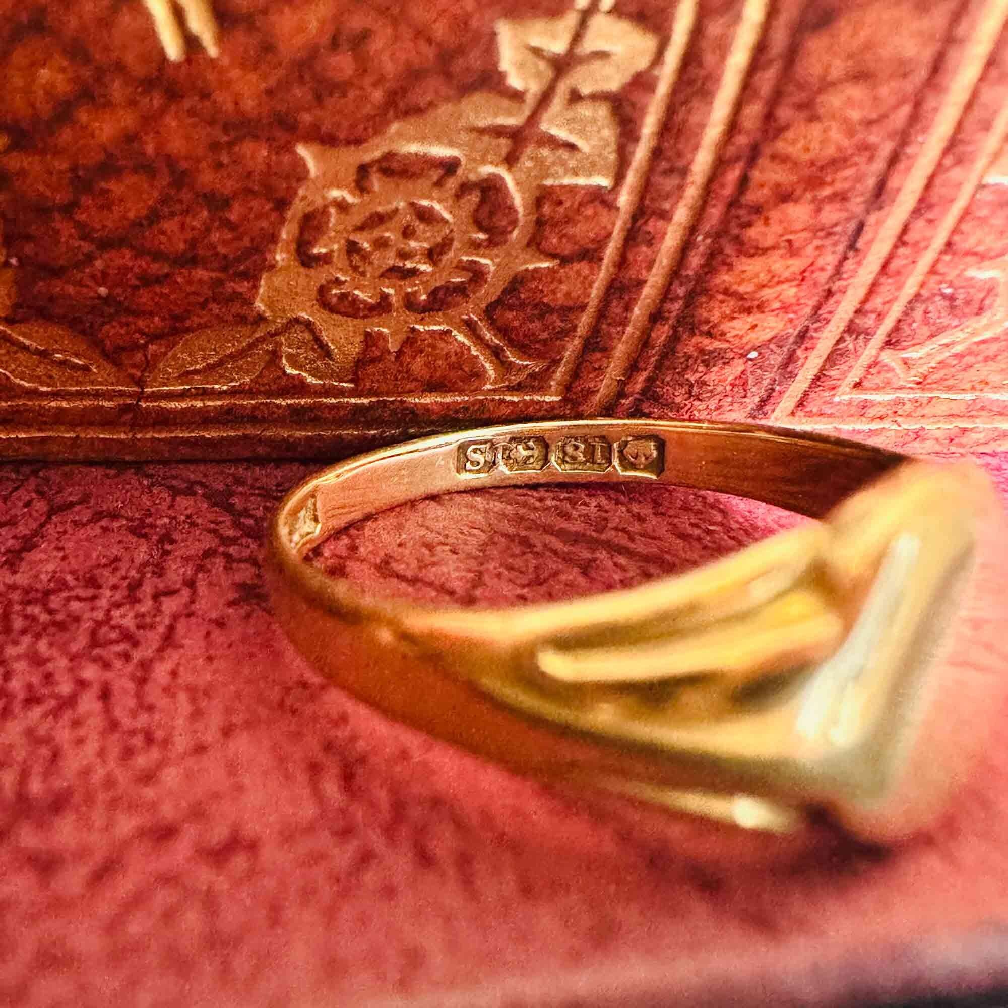 side view of vintage 1942 18k yellow gold signet ring