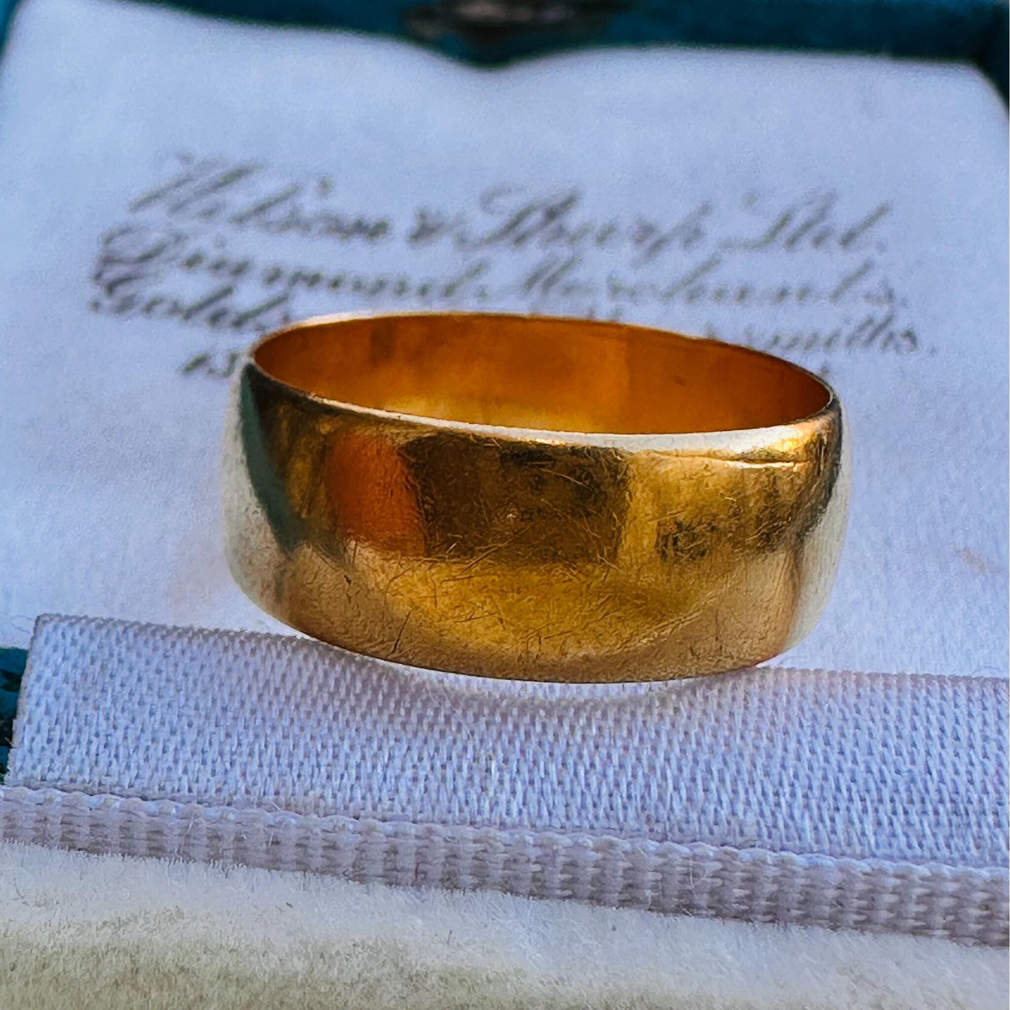 Vintage Solid 22ct Gold Wedding Ring, displayed in antique box