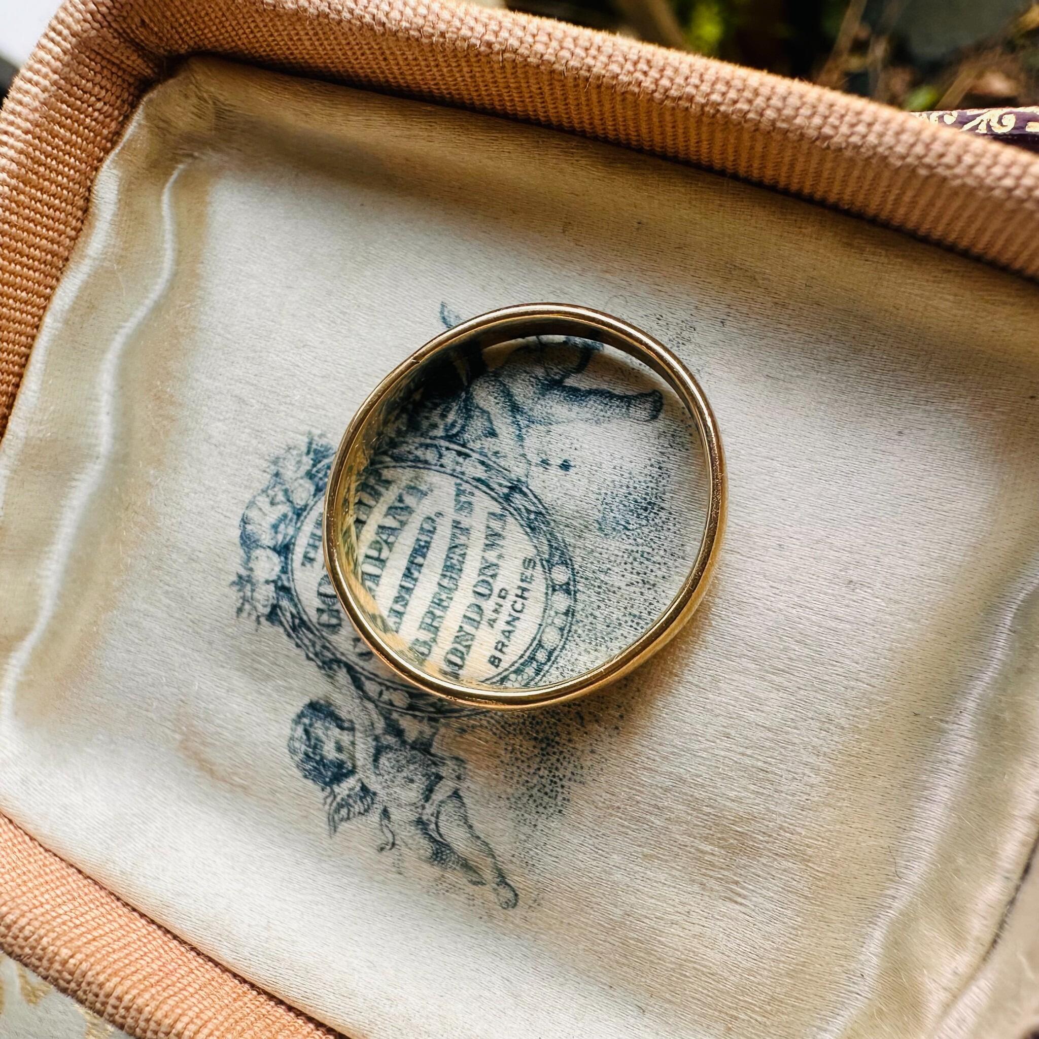 top view, Vintage 18ct Gold Fidelity Ring with English Hallmarked Chester 1958 displayed on antique box