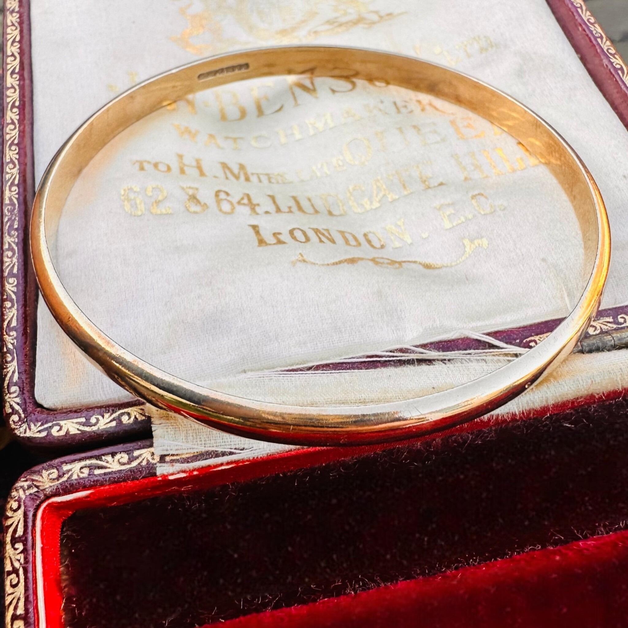 9ct Solid Gold D Shaped Bangle, Charles Green & Sons 1987 Hallmarked displayed on antique box