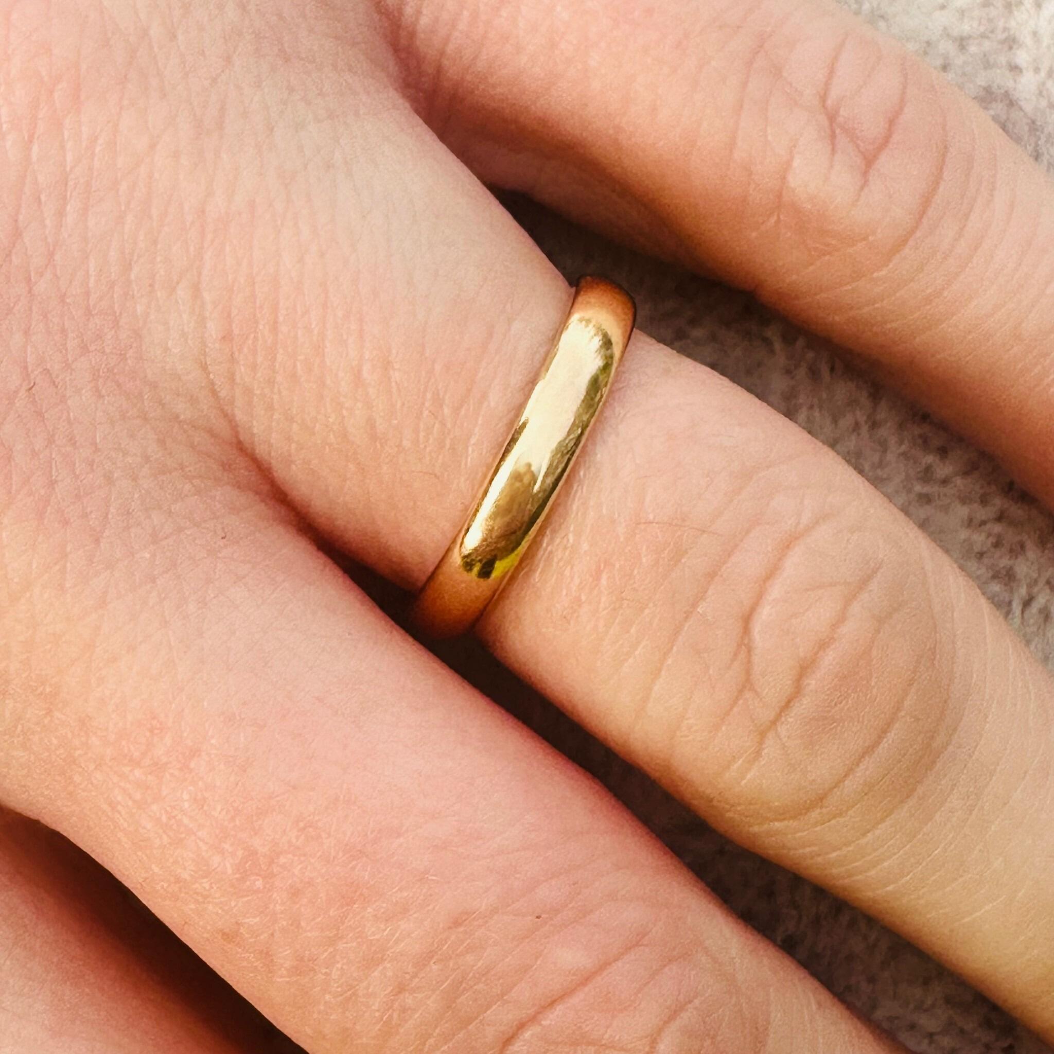 Vintage 22k Gold Wedding Band Ring worn on models hand