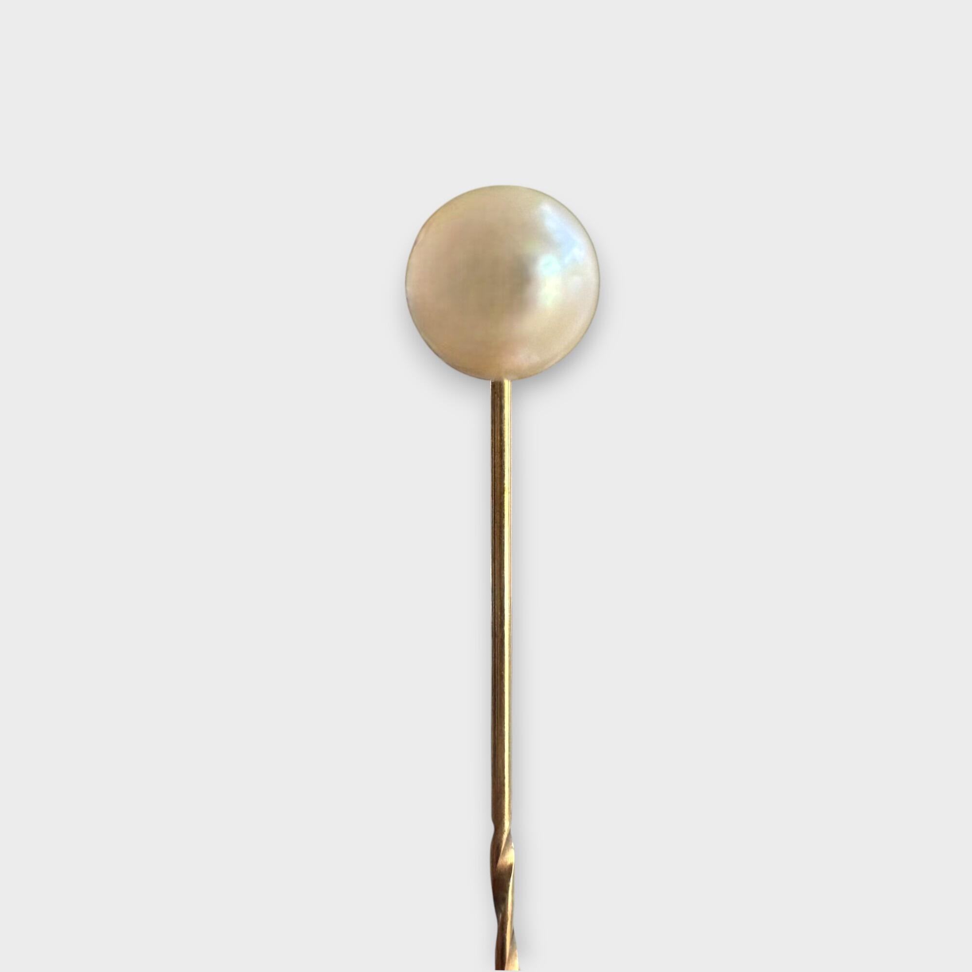 Late Art Deco 9ct gold 7mm Cultured Saltwater pearl stick pin on grey background.