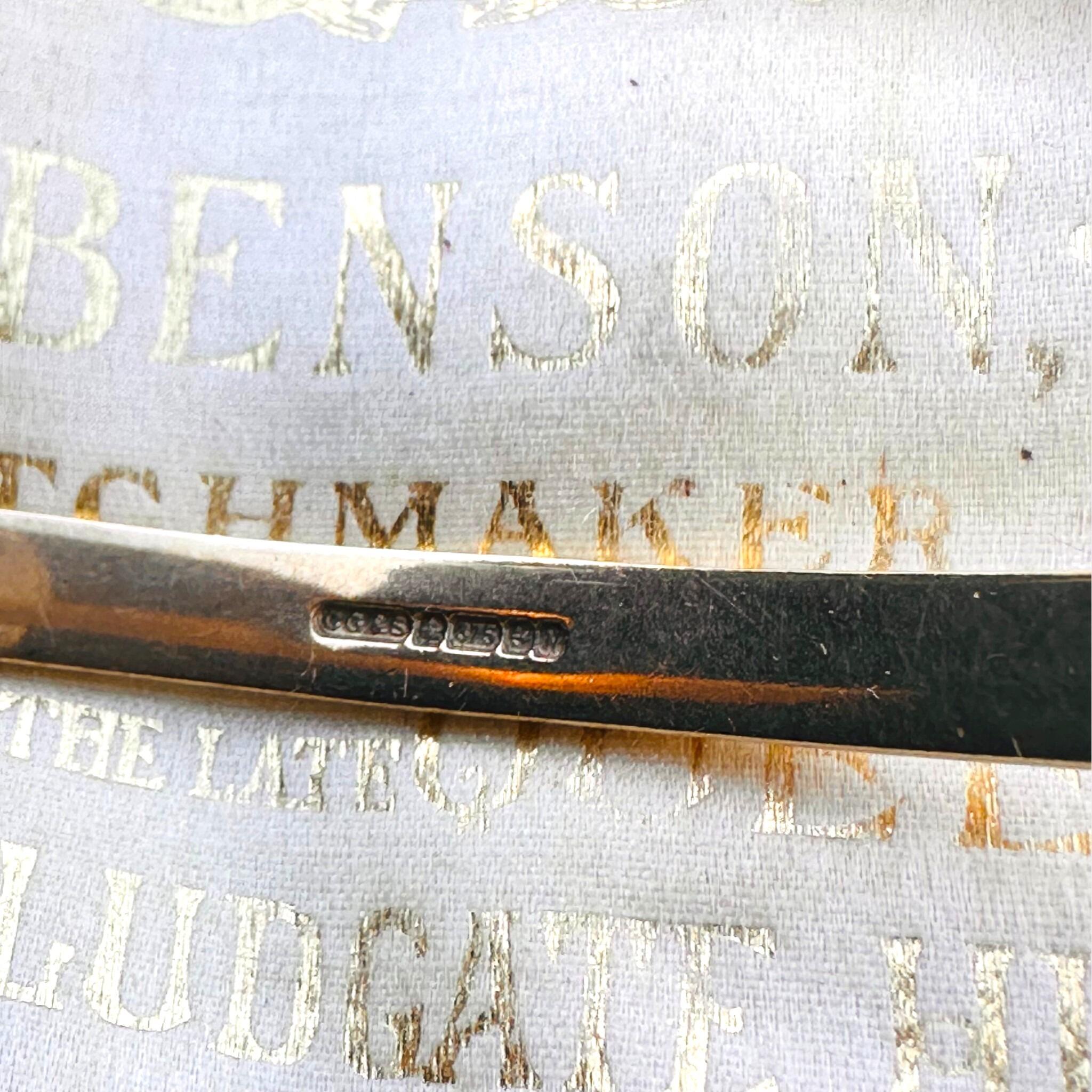 close up of 9ct Solid Gold D Shaped Bangle, Charles Green & Sons 1987 Hallmarked