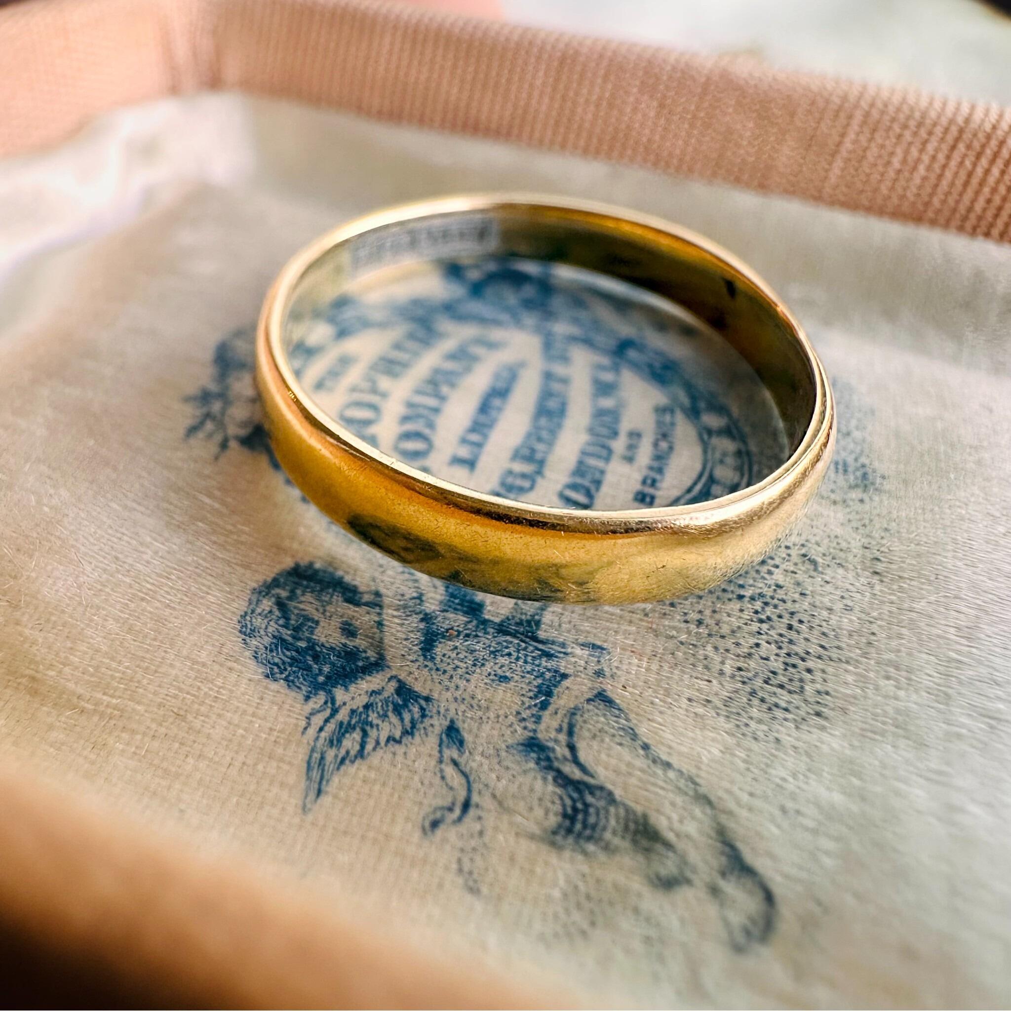 Vintage 18ct Gold Fidelity Ring with English Hallmarked Chester 1958 displayed on antique box