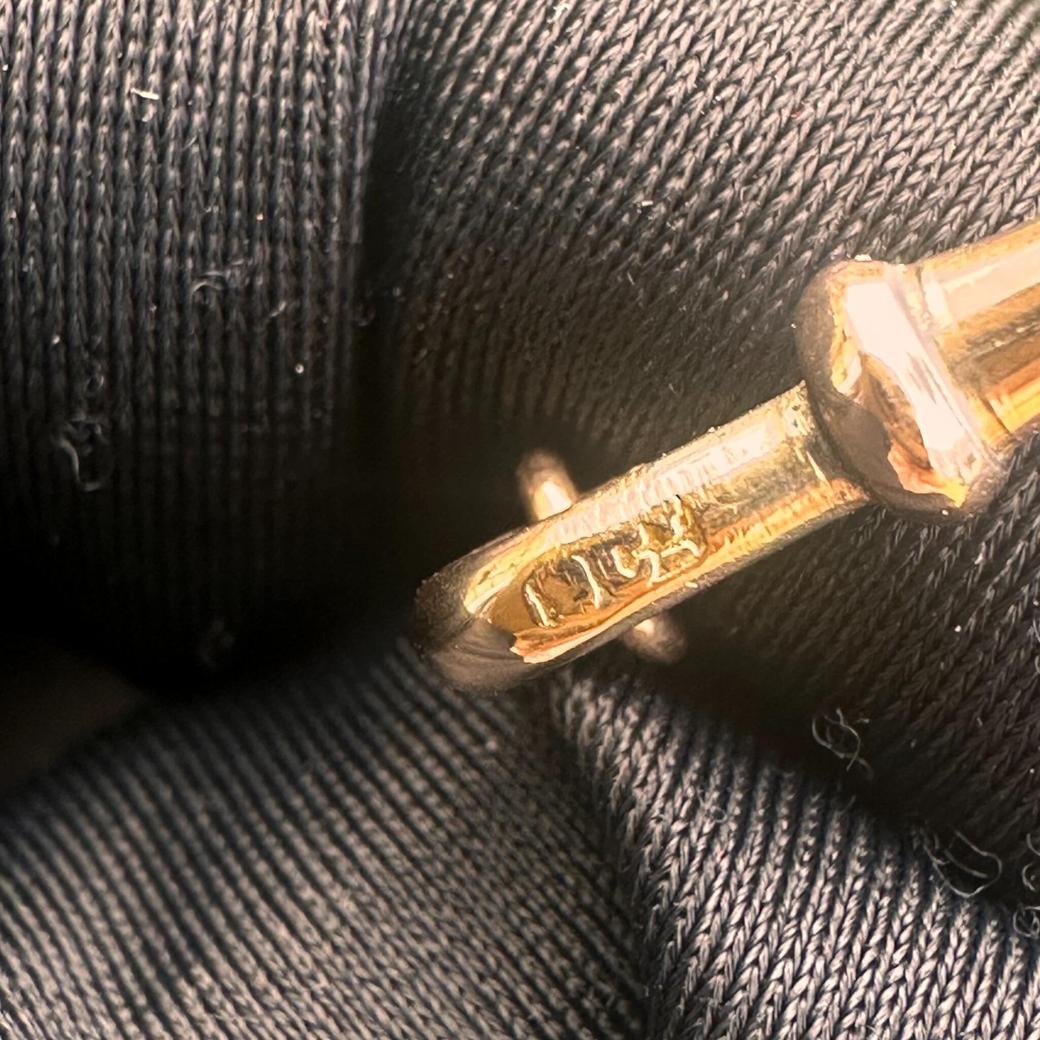 Dog Clip Clasp held in black glove