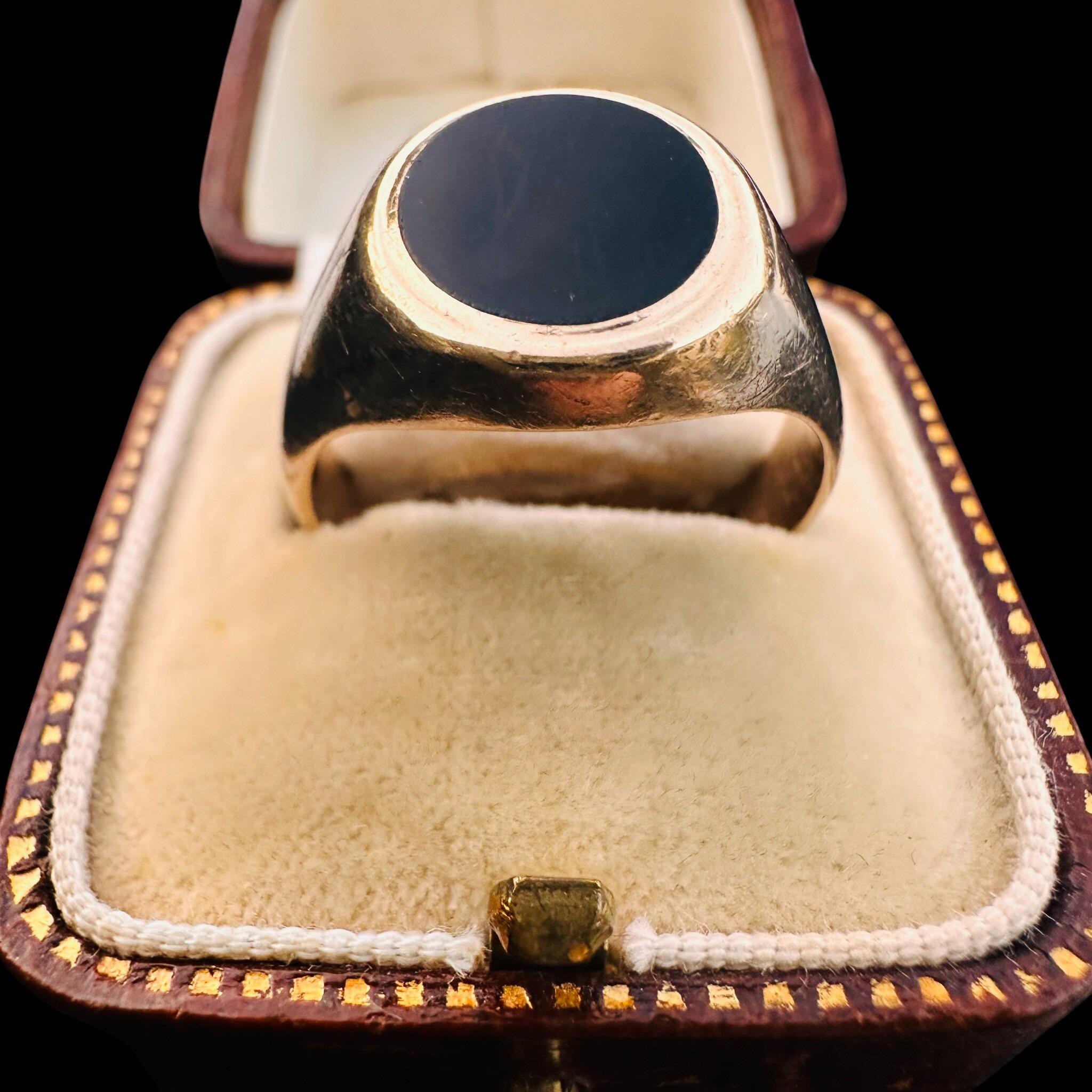 Vintage, 9ct, 9k, 375 Gold Black Onyx signet ring, dated 1965, dated 1965, displayed in antique box.