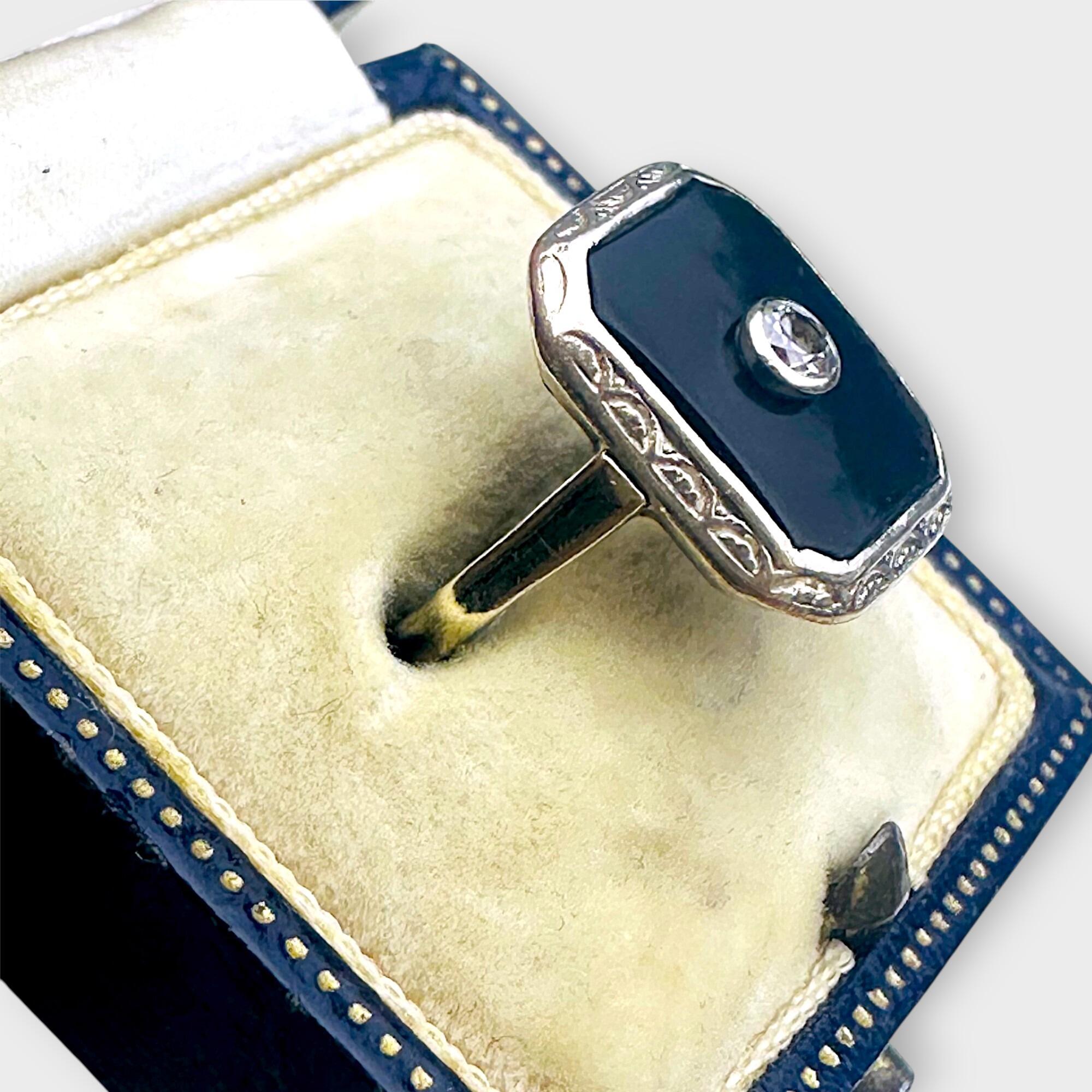 Art Deco 14k Gold Onyx Diamond Ring – 1930s Vintage Jewellery, side view in antique box.