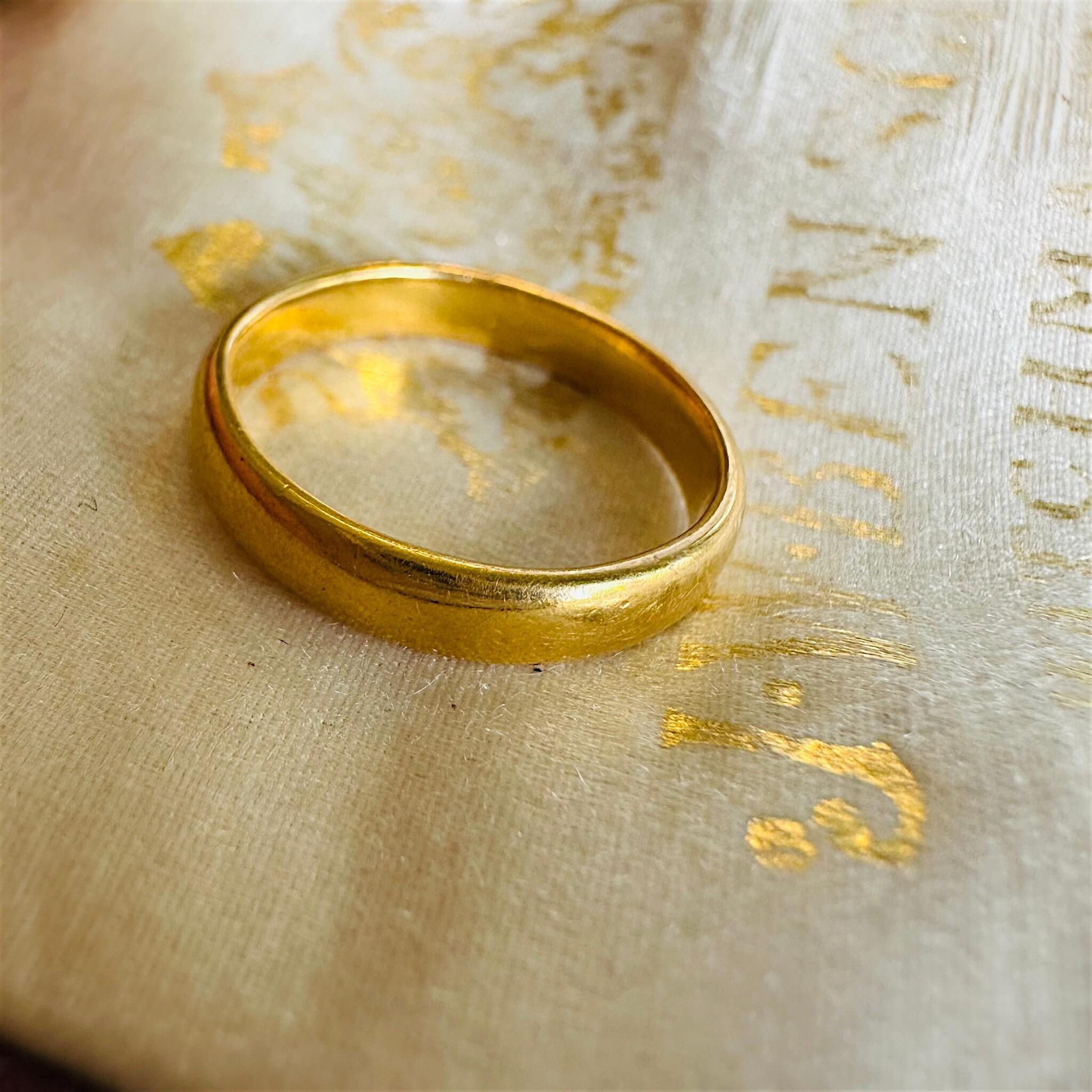 Vintage 22k Gold Wedding Band Ring displayed on antique box