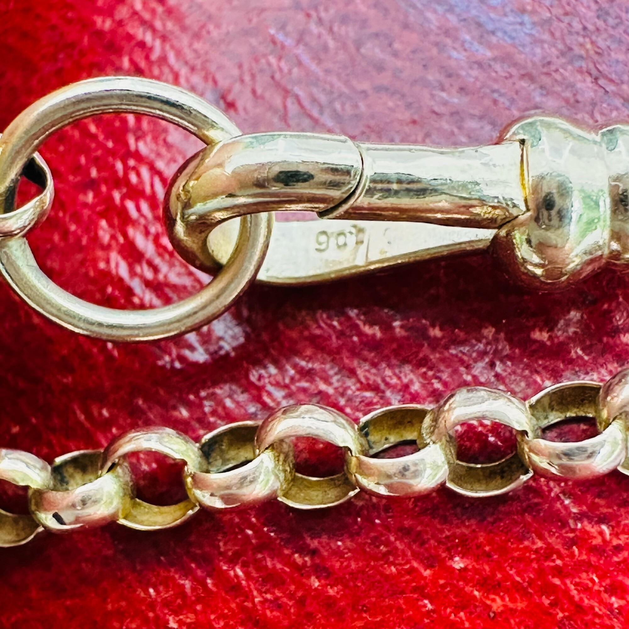 Detail of the dog clip clasp on 9k gold belcher chain