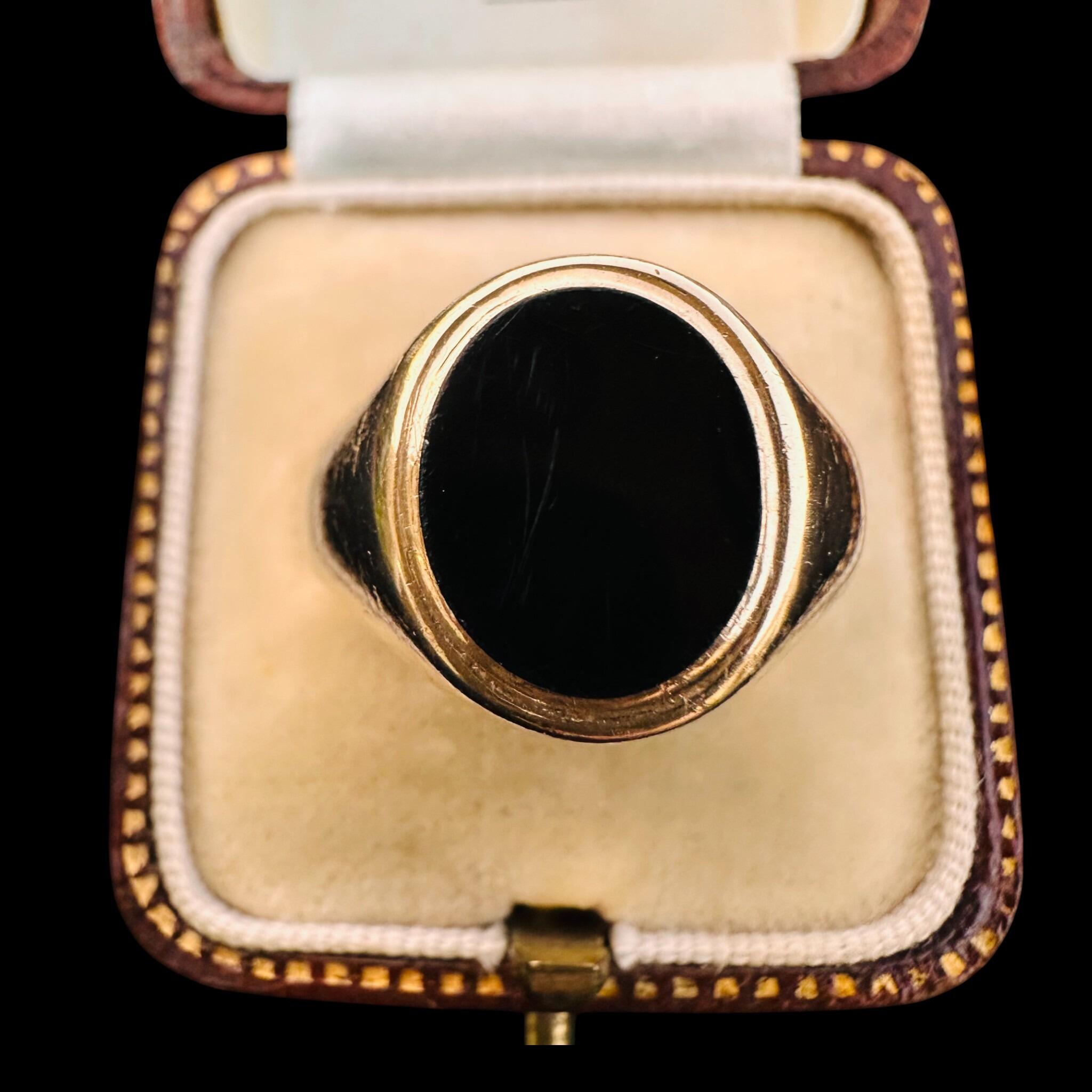Vintage, 9ct, 9k, 375 Gold Black Onyx signet ring, dated 1965, displayed in antique box.