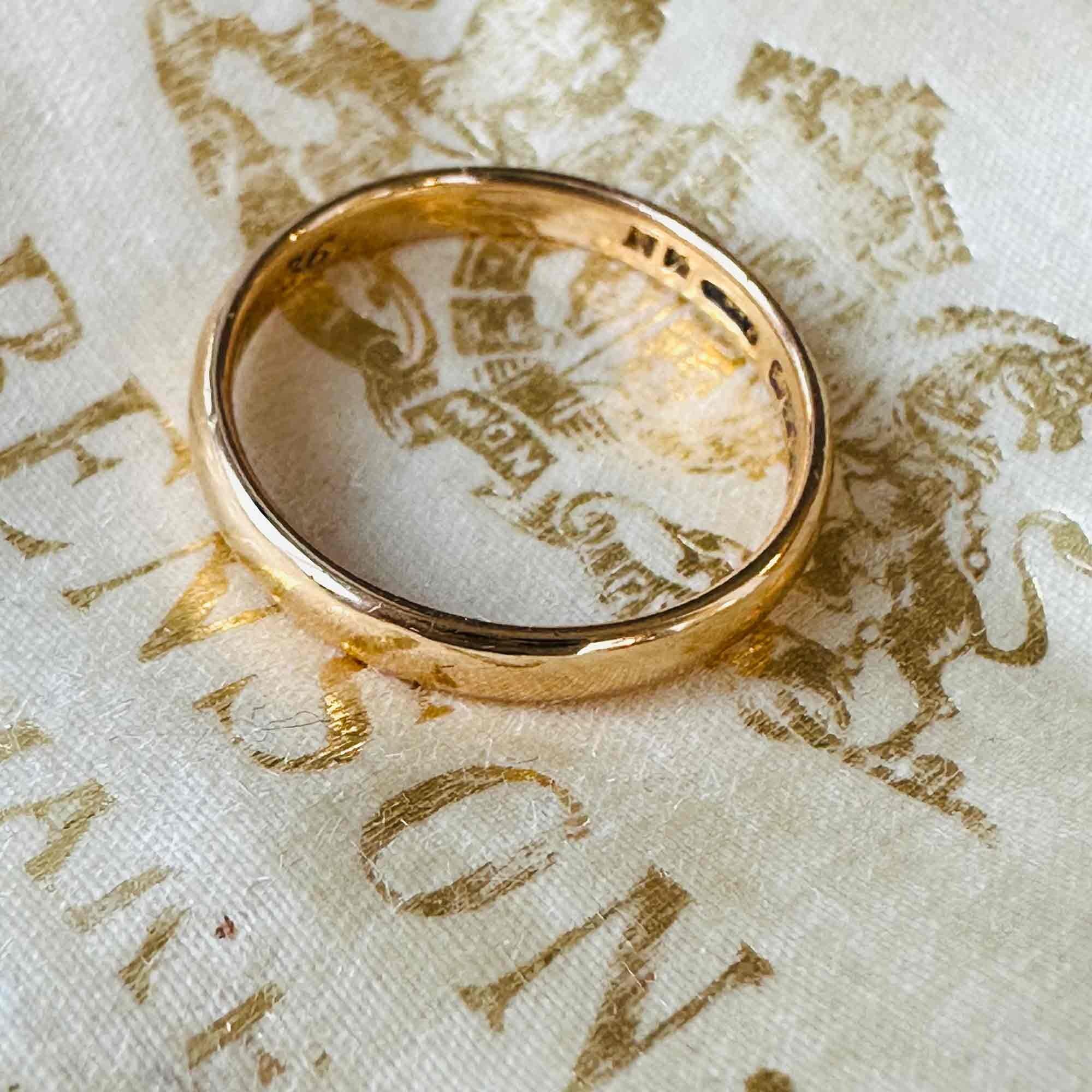 Art Deco 22ct Solid Yellow Gold D-Shaped Wedding Ring displayed in antique box