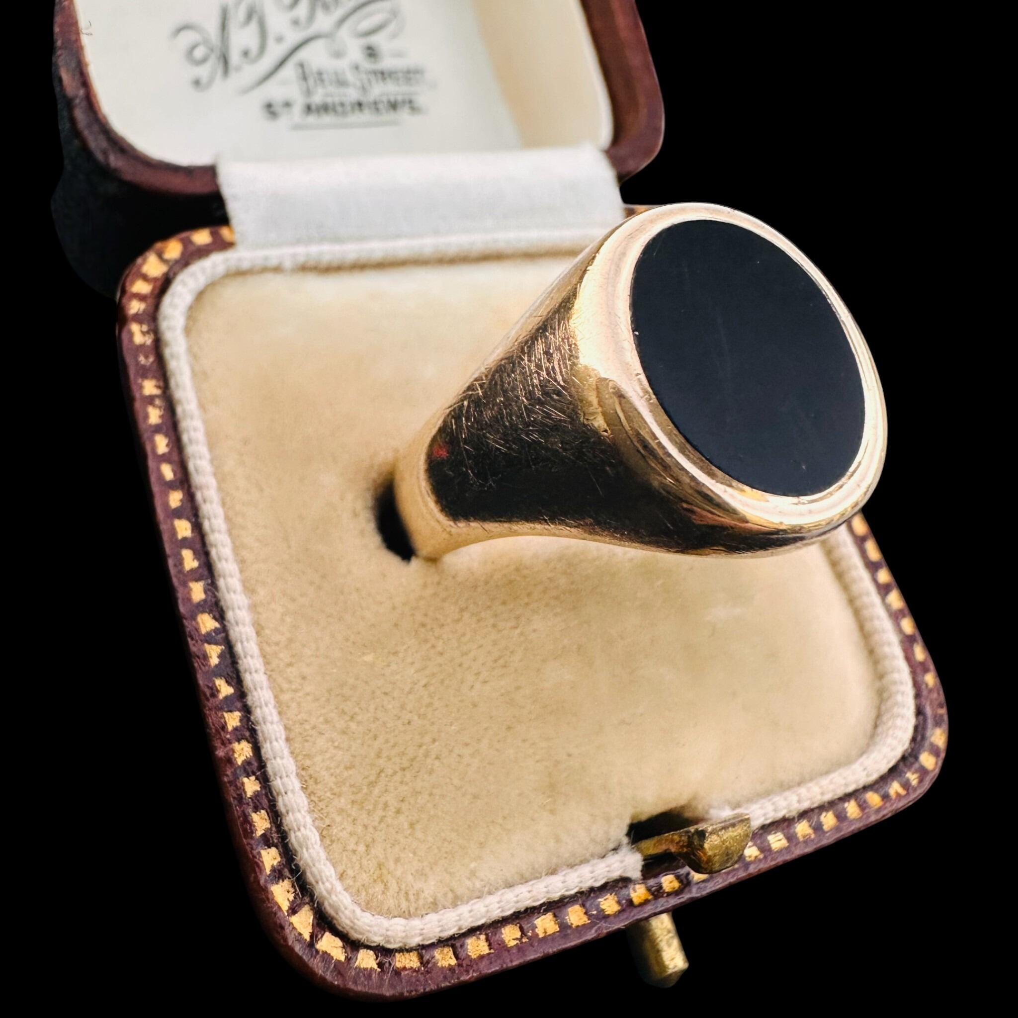 Vintage, 9ct, 9k, 375 Gold Black Onyx signet ring, dated 1965,dated 1965, displayed in antique box.