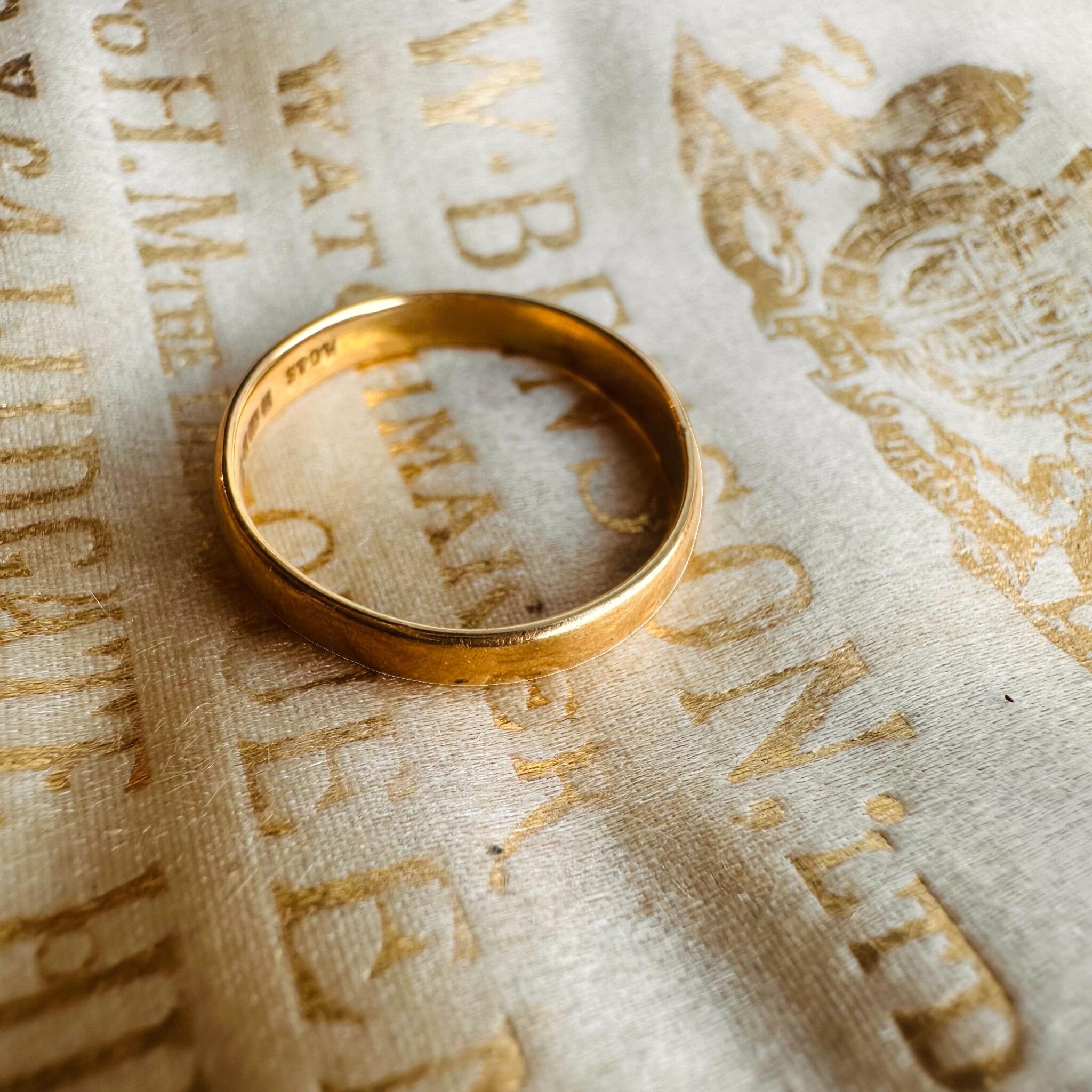 Vintage 18ct Gold Fidelity Ring with English Hallmarked Chester 1958 displayed on antique box