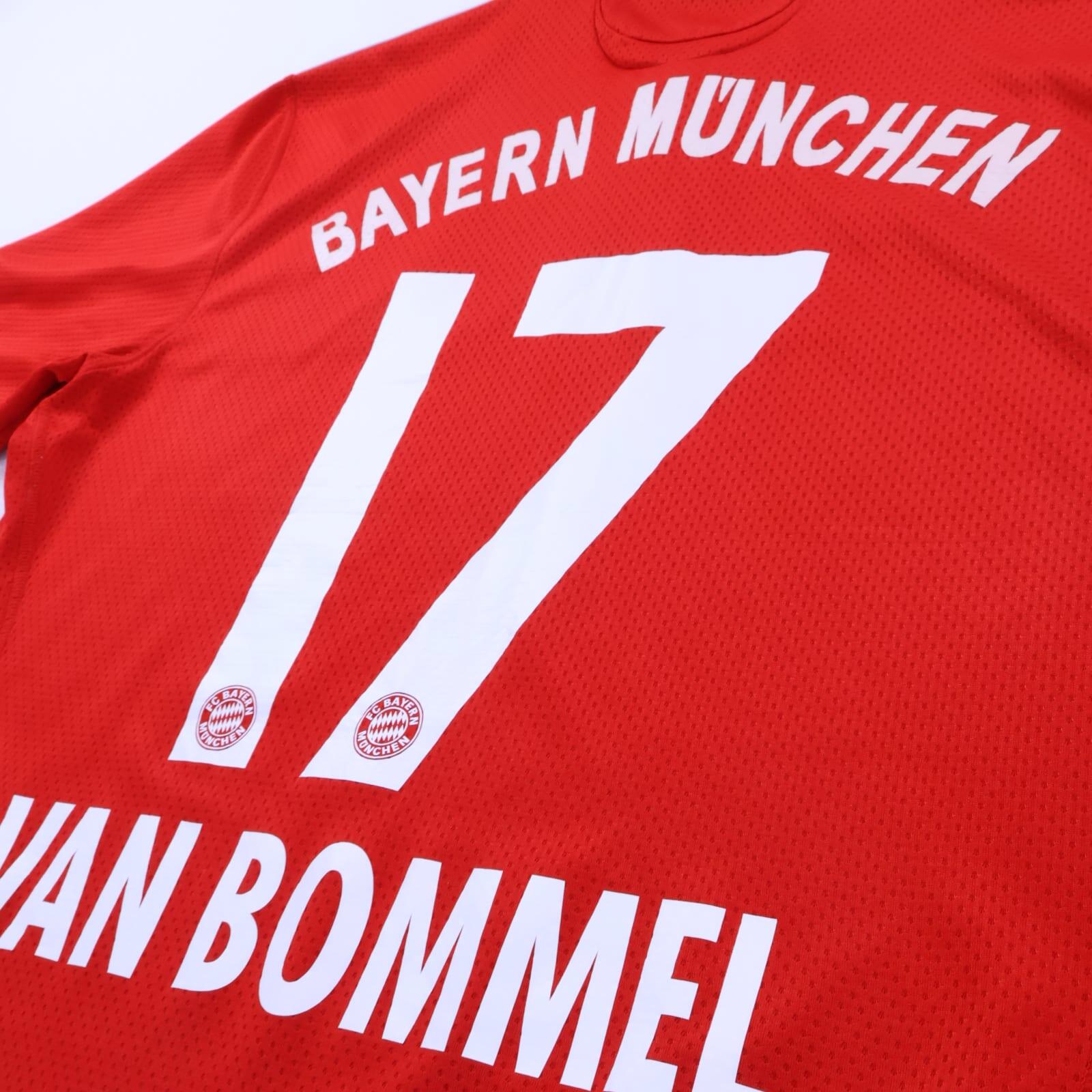 Bayern Munich Van Bommel #17 2009/10 Home Shirt - M