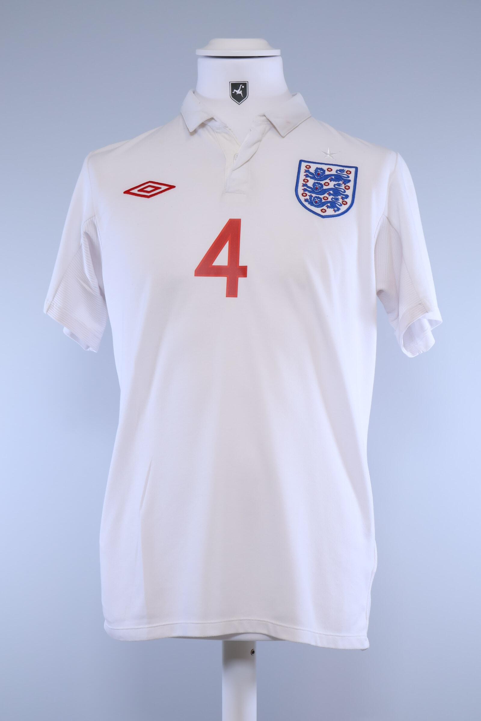 England 2009/10 Gerrard #4 Home Shirt - S Authenic Original Football Shirt