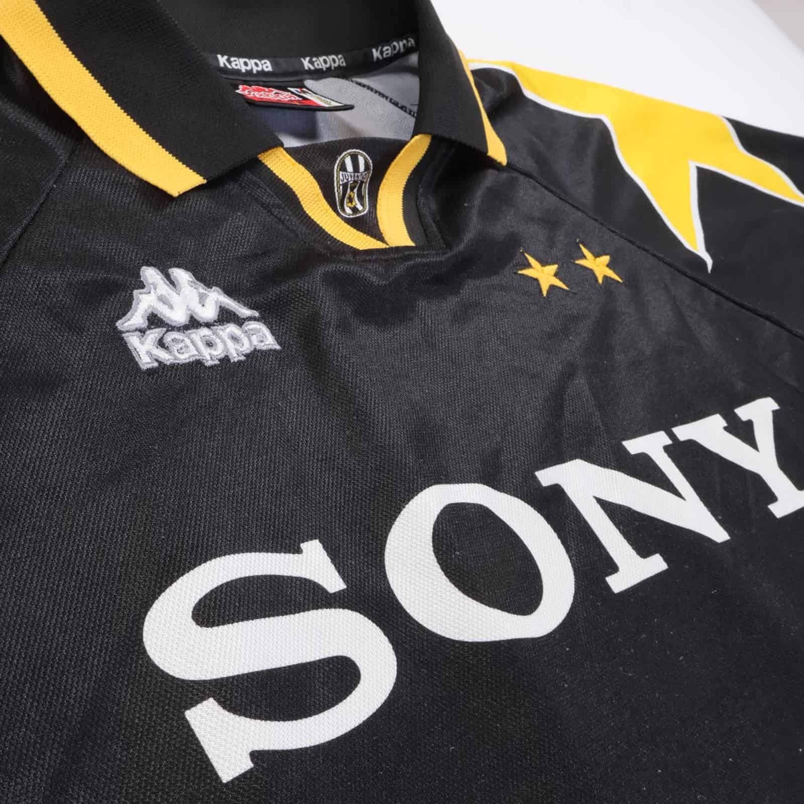 Juventus 1995/97 Third Shirt - M