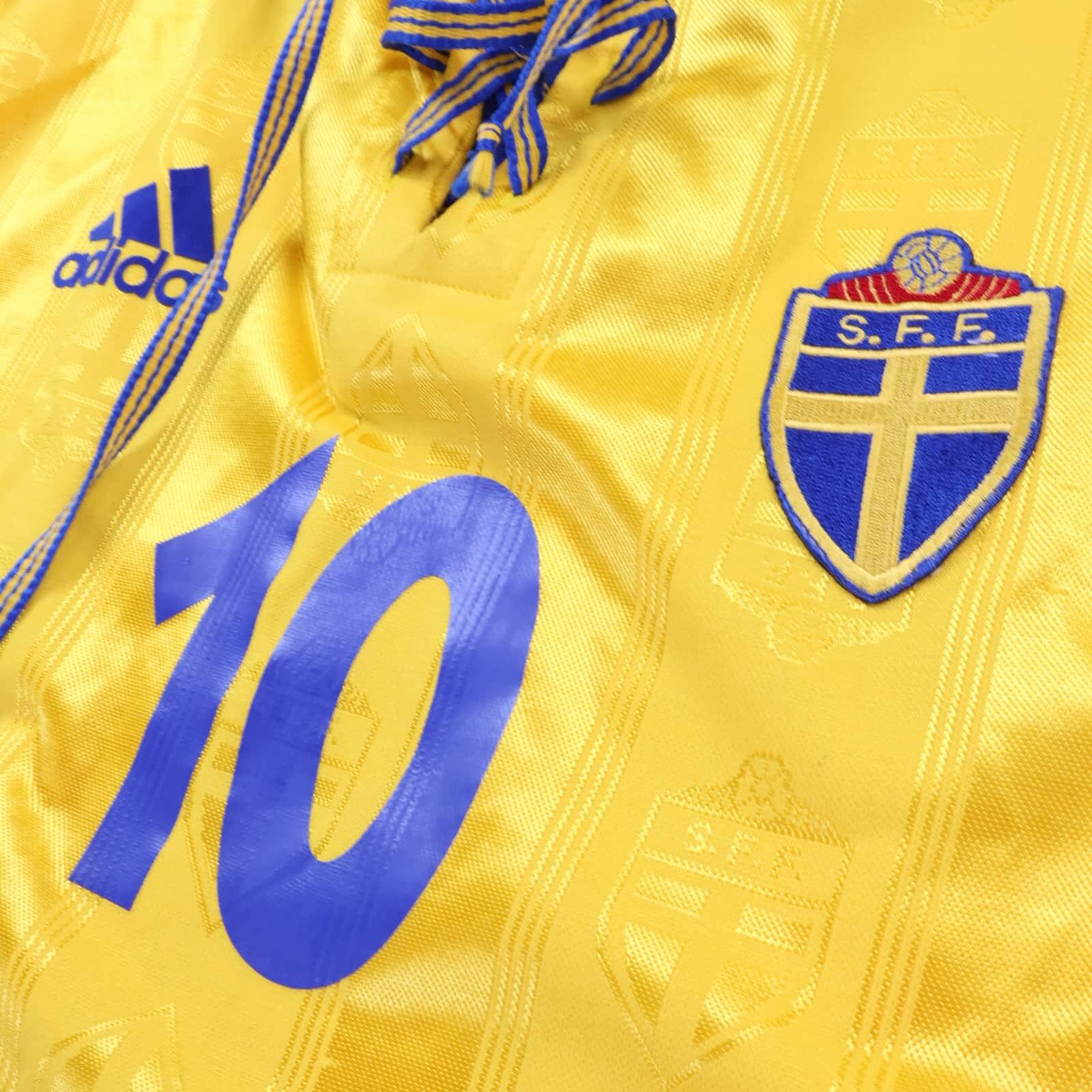 Sweden Larsson #10 1998/99 Home Shirt - XL
